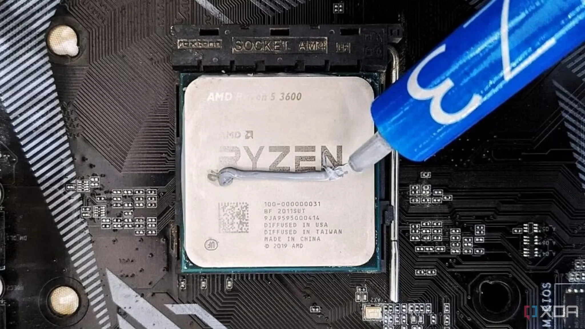 Chip AMD Ryzen 5 3600 đã được bôi một lượng keo tản nhiệt vừa phải, minh họa việc chuẩn bị lắp tản nhiệt.