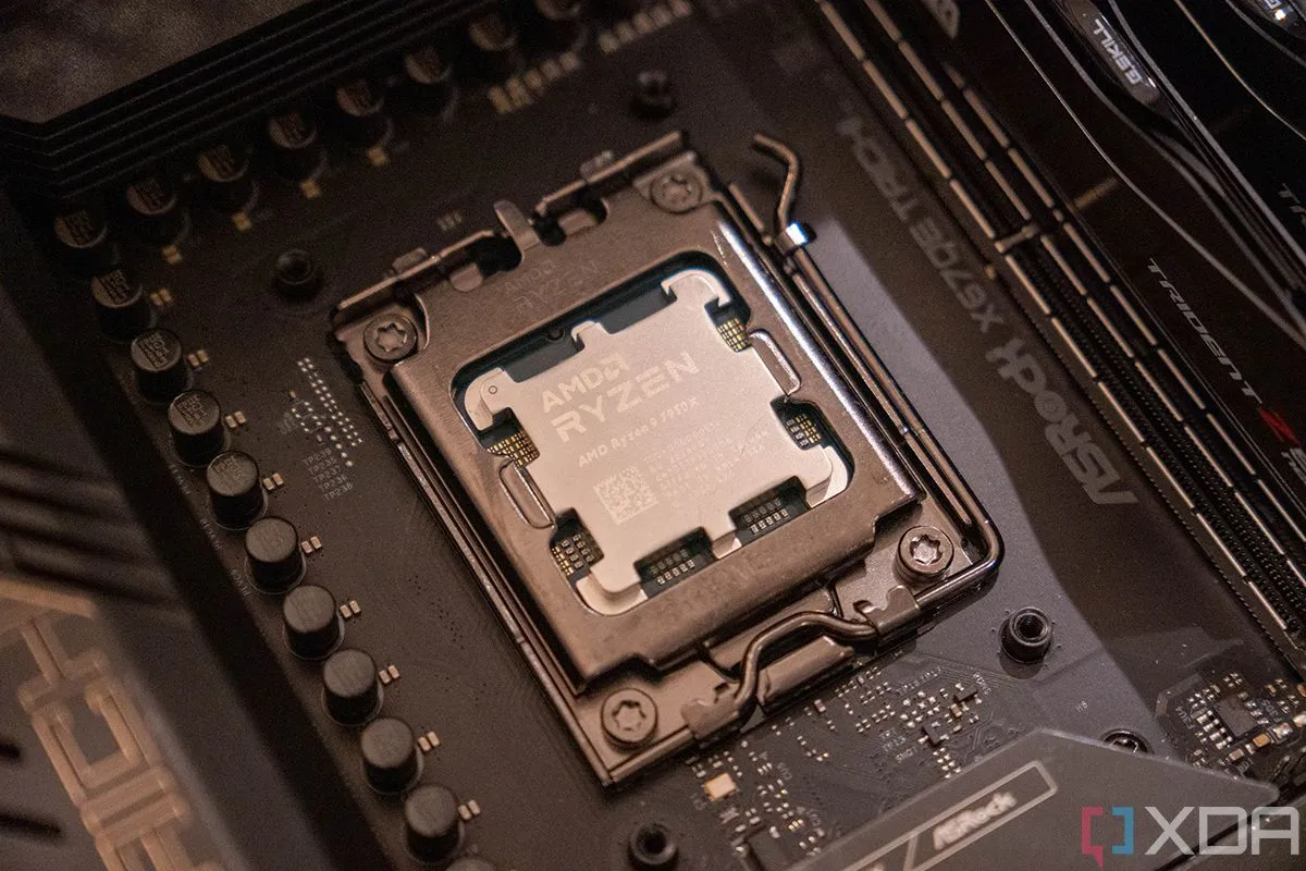 Chip AMD Ryzen 9 7950X được lắp đặt trên bo mạch chủ, thể hiện kiến trúc Zen của AMD.