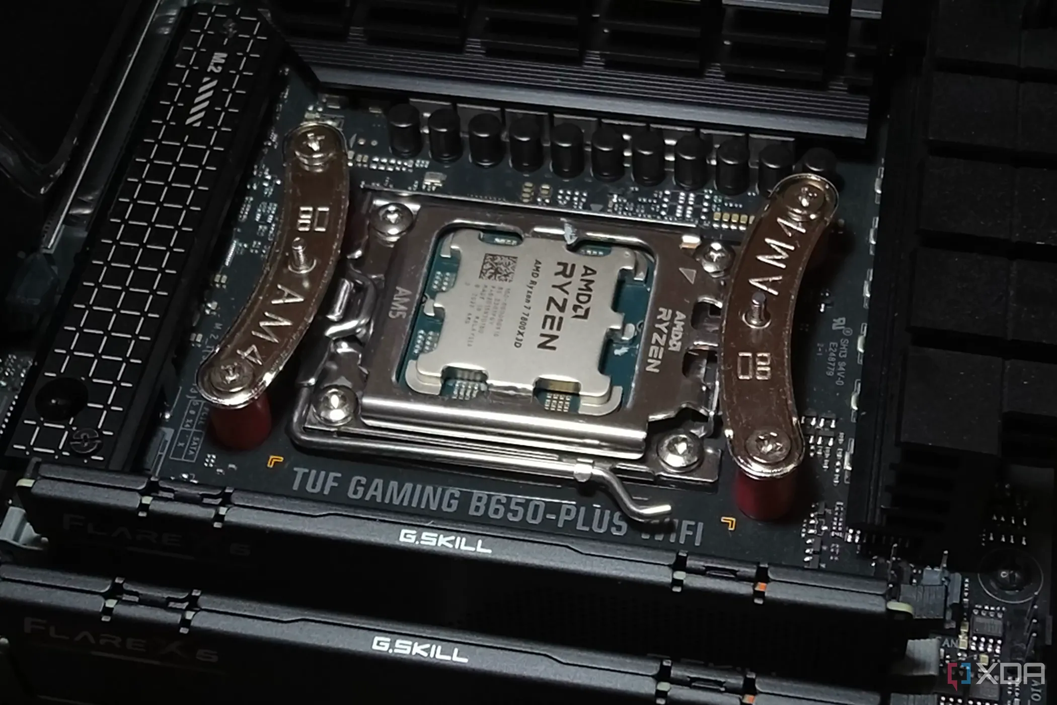 Chip CPU Ryzen 7 7800X3D gắn trên bo mạch chủ, minh họa việc tháo tản nhiệt để kiểm tra keo tản nhiệt đi kèm.