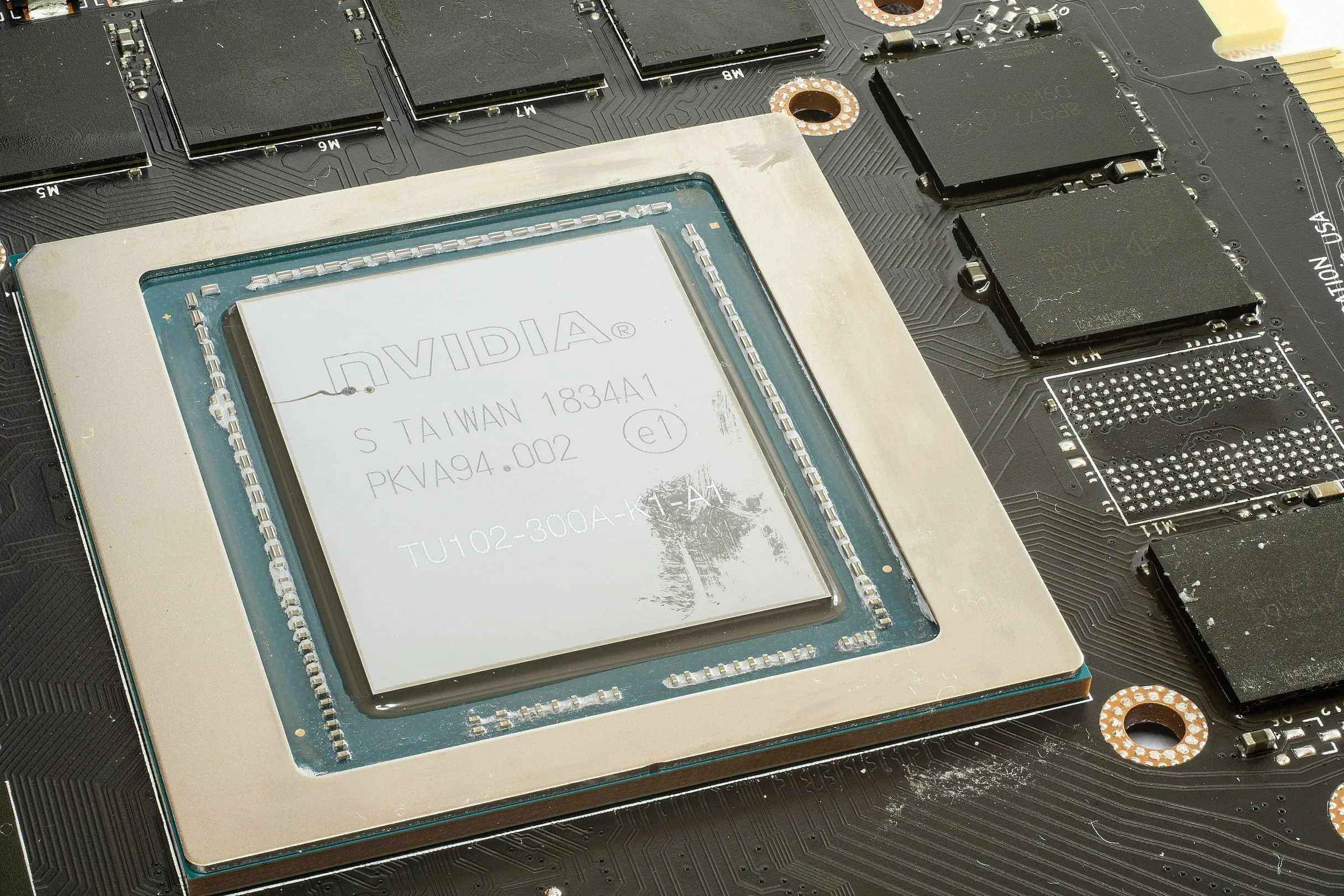 Chip GPU và bộ nhớ VRAM của card đồ họa