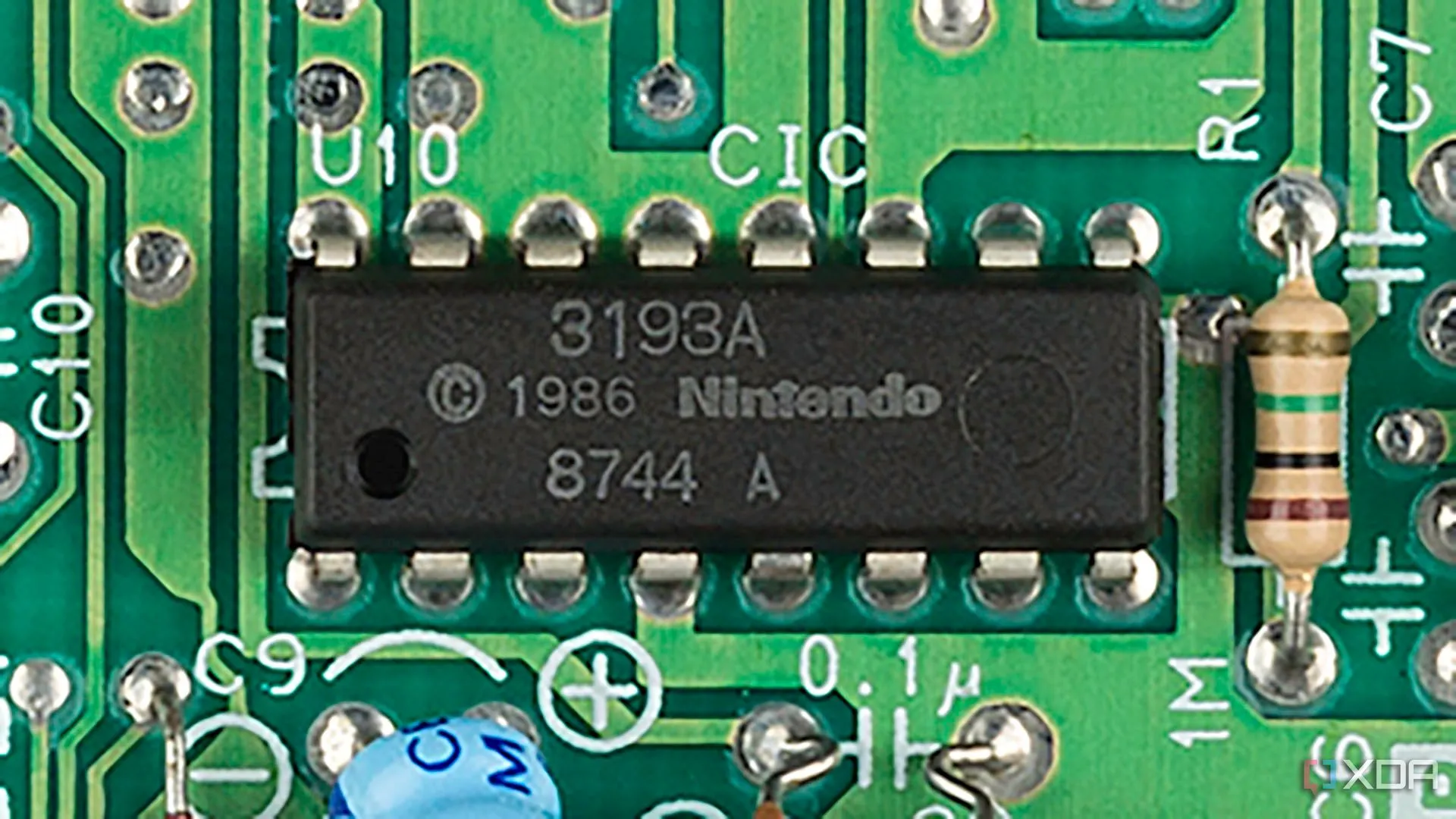 Chip khóa CIC trên bo mạch chủ của máy chơi game Nintendo NES Mk1, minh họa cơ chế bảo vệ bản quyền của Nintendo