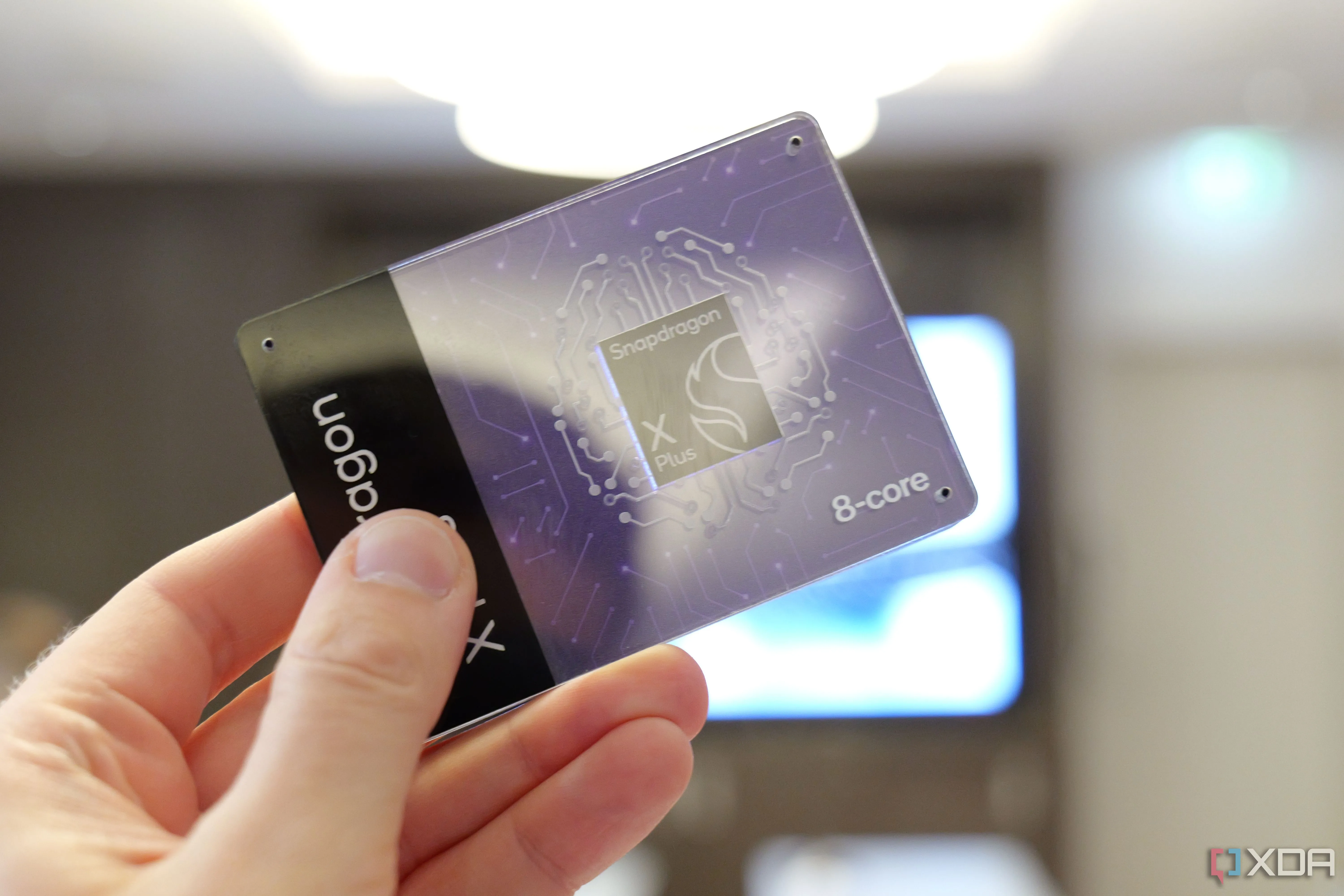 Chip Snapdragon X Plus 8 nhân mạnh mẽ được cầm trên tay, biểu tượng cho sức mạnh xử lý AI của Copilot+ PC