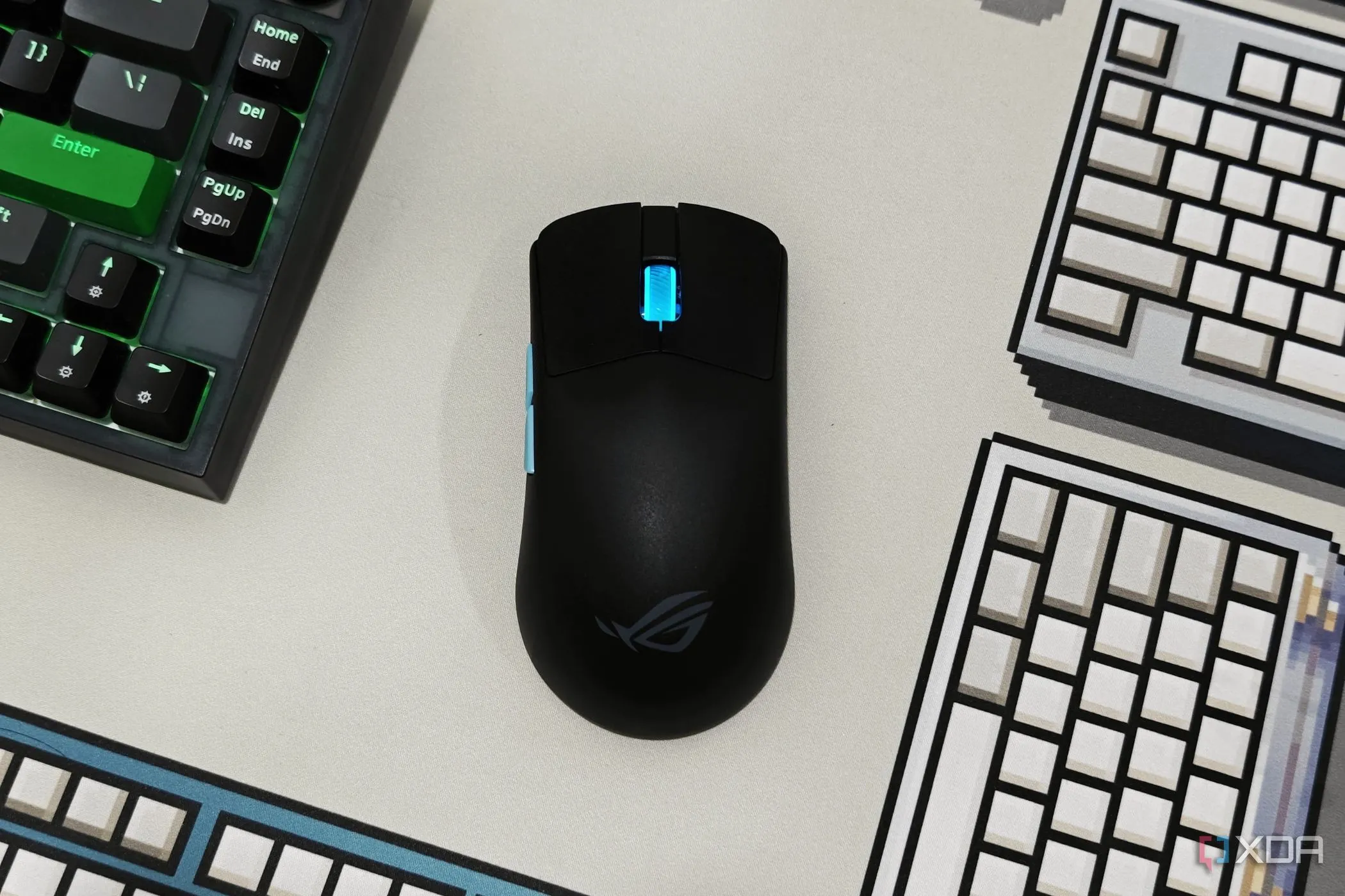 Chuột gaming ASUS ROG Harpe Ace Aim Lab Edition nhìn từ trên xuống, minh họa thiết kế chuột hiện đại.