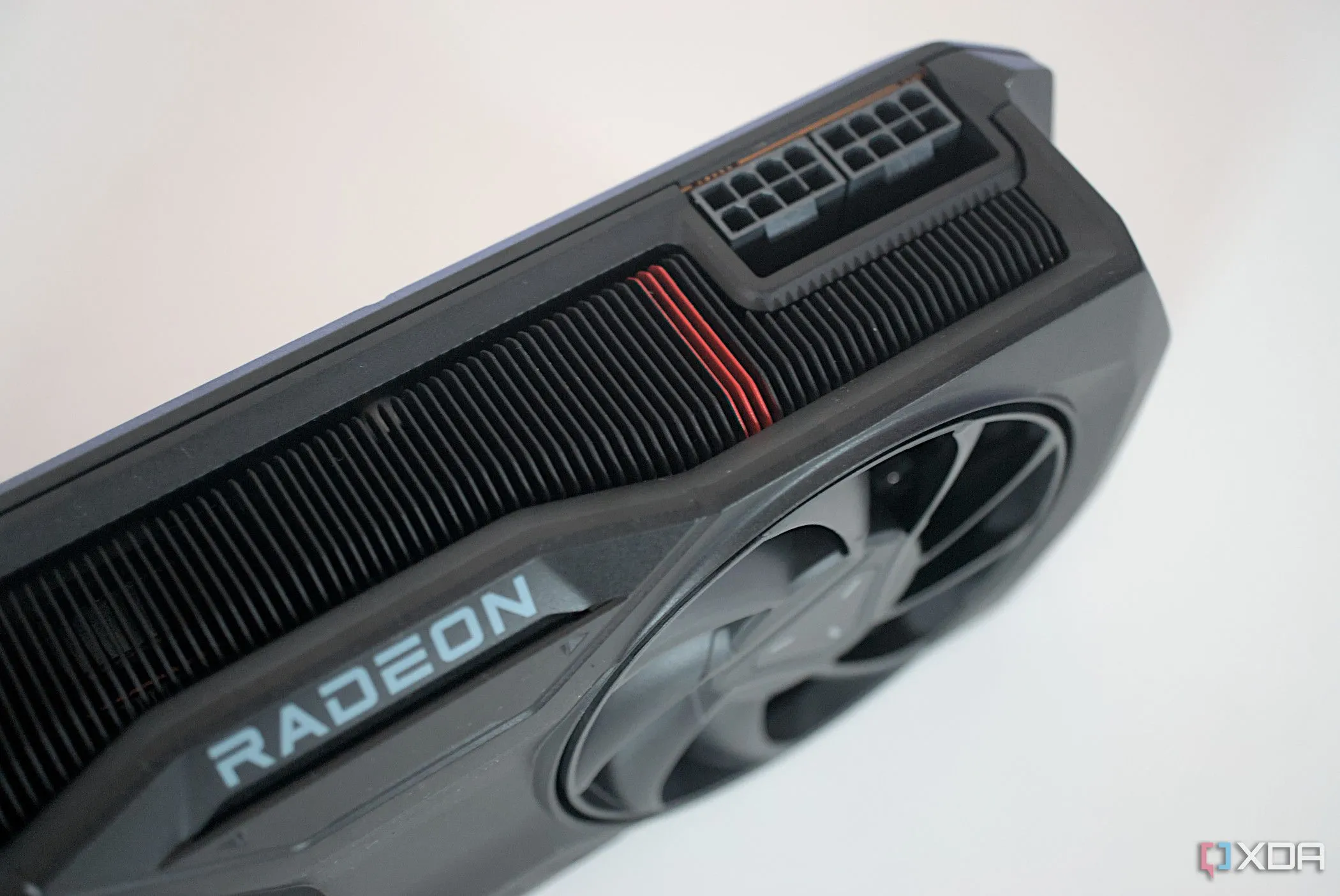 Cổng cấp nguồn của card đồ họa AMD Radeon RX 7800 XT, minh họa cho yêu cầu điện năng và chi phí của các GPU hiện đại