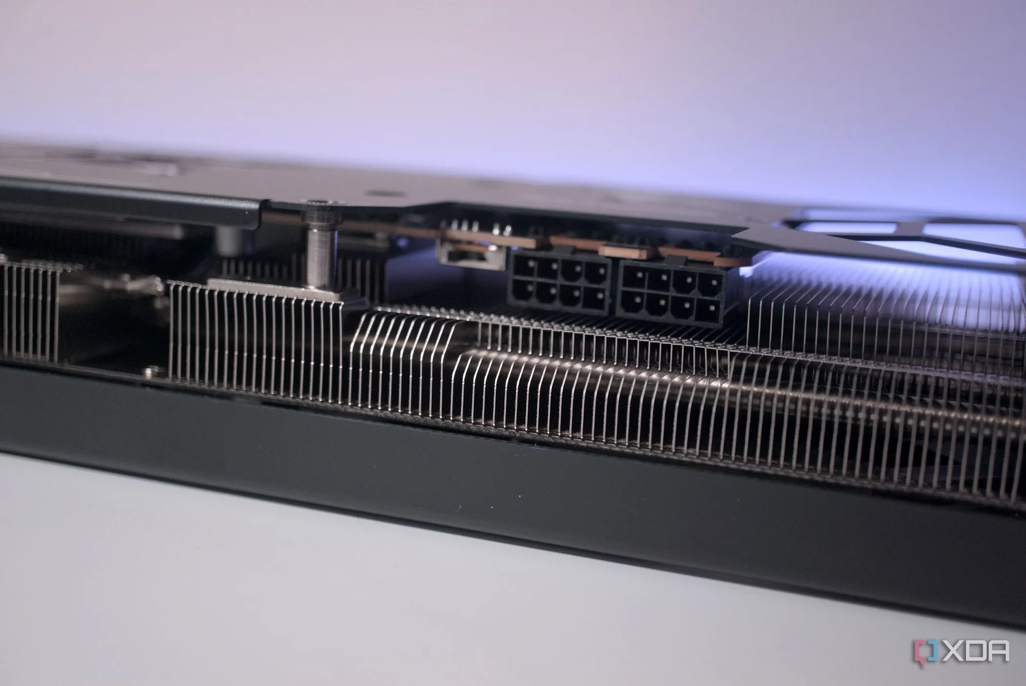 Cổng cấp nguồn của card đồ họa PowerColor Hellhound Radeon RX 7900 GRE