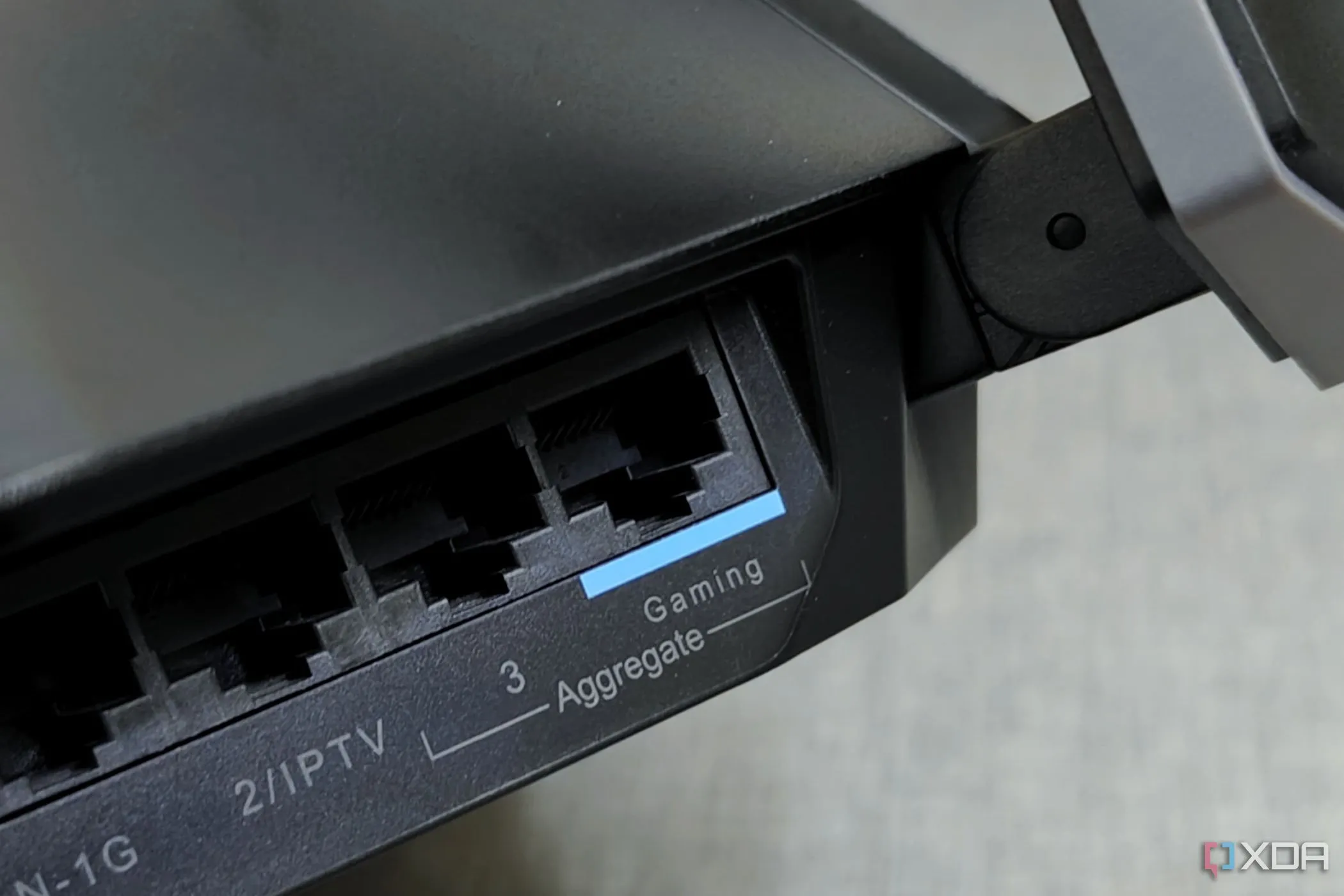 Cổng gaming chuyên dụng trên router Reyee E6 AX6000, cho thấy thiết bị hiệu suất cao cần tản nhiệt hiệu quả để tránh tình trạng quá nhiệt.