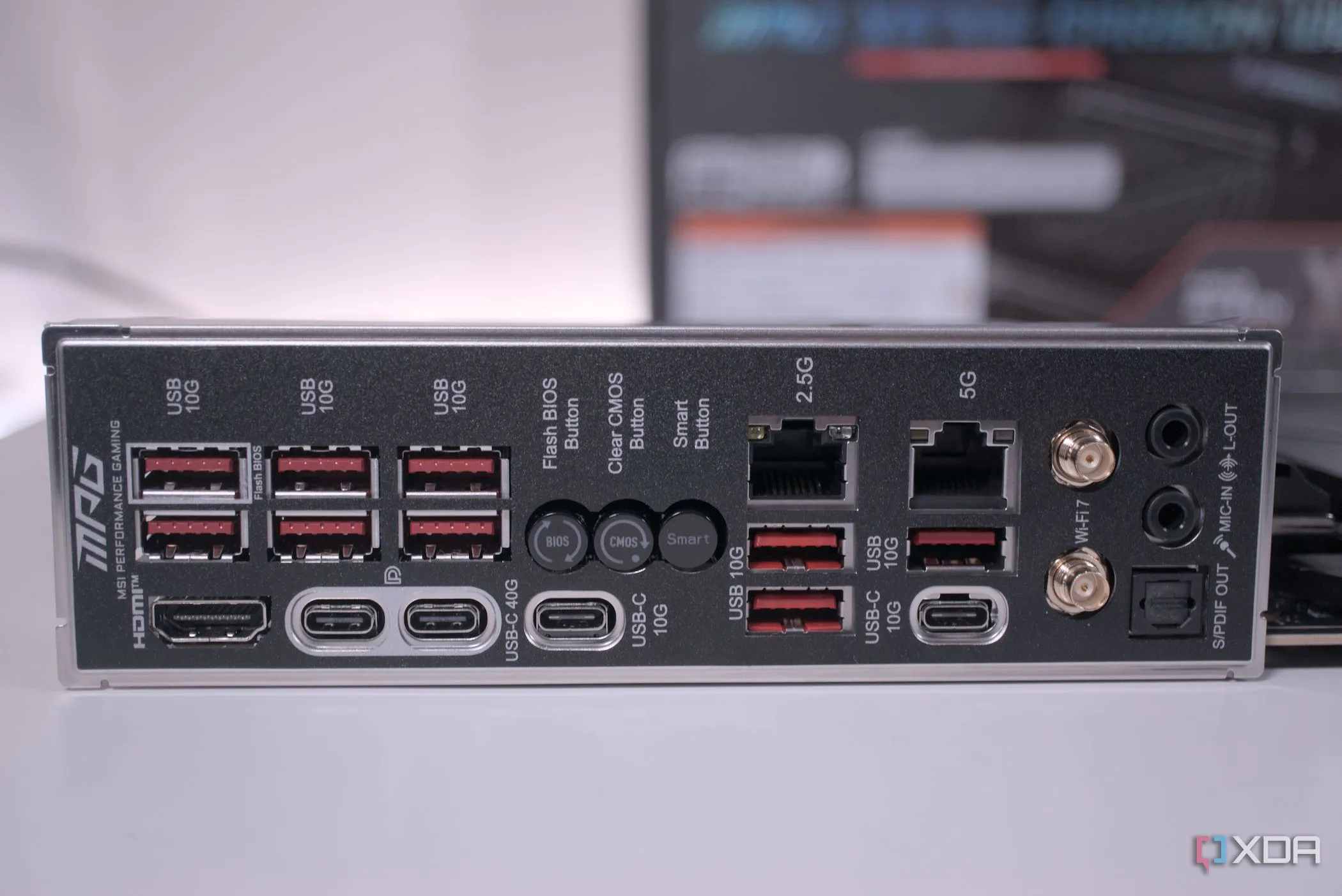 Cổng I/O phía sau của bo mạch chủ MSI MPG X870E Carbon WiFi, nơi có thể tìm thấy nút BIOS Flashback