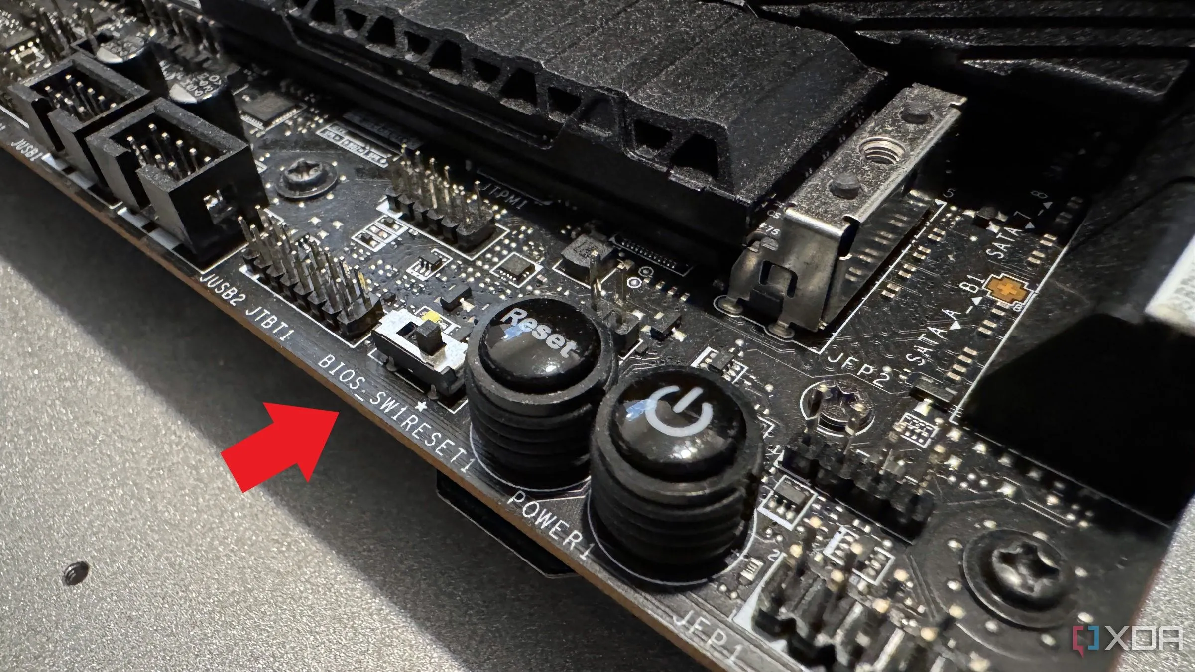 Công tắc Dual BIOS trên bo mạch chủ MSI Z690 Unify-X, cho phép người dùng dễ dàng hạ cấp hoặc phục hồi BIOS