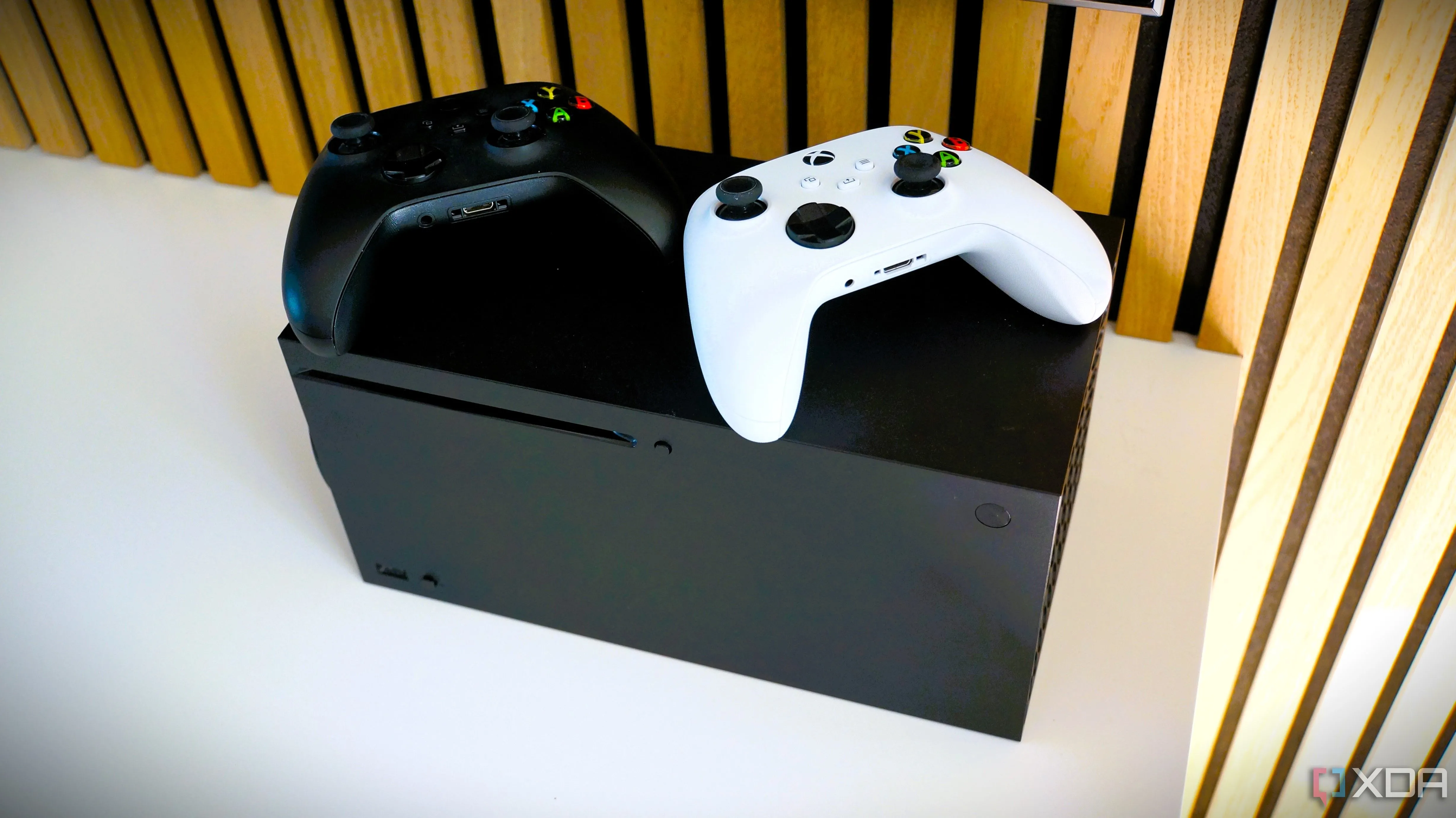 Console Xbox Series X và hai bộ điều khiển, minh họa cho khả năng tương thích ngược của hệ máy Xbox
