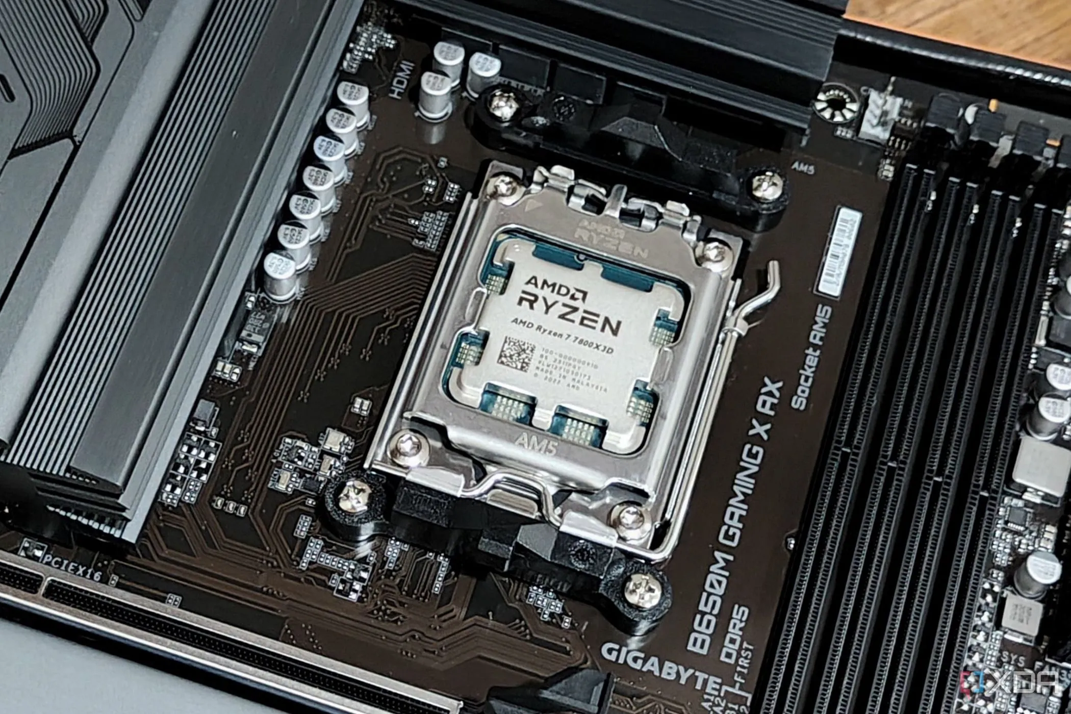 CPU AMD Ryzen 7 7800X3D trên bo mạch chủ, minh họa cho việc hạ áp