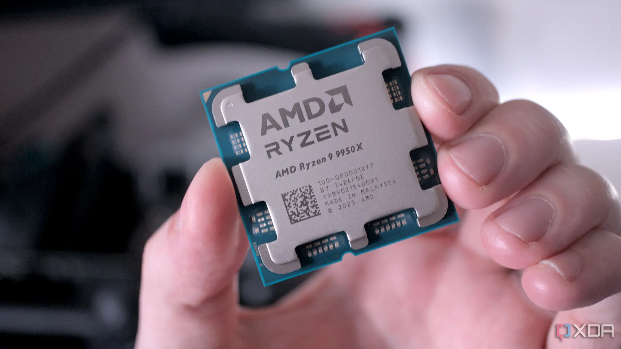CPU AMD Ryzen 9 9950X được cầm trên tay