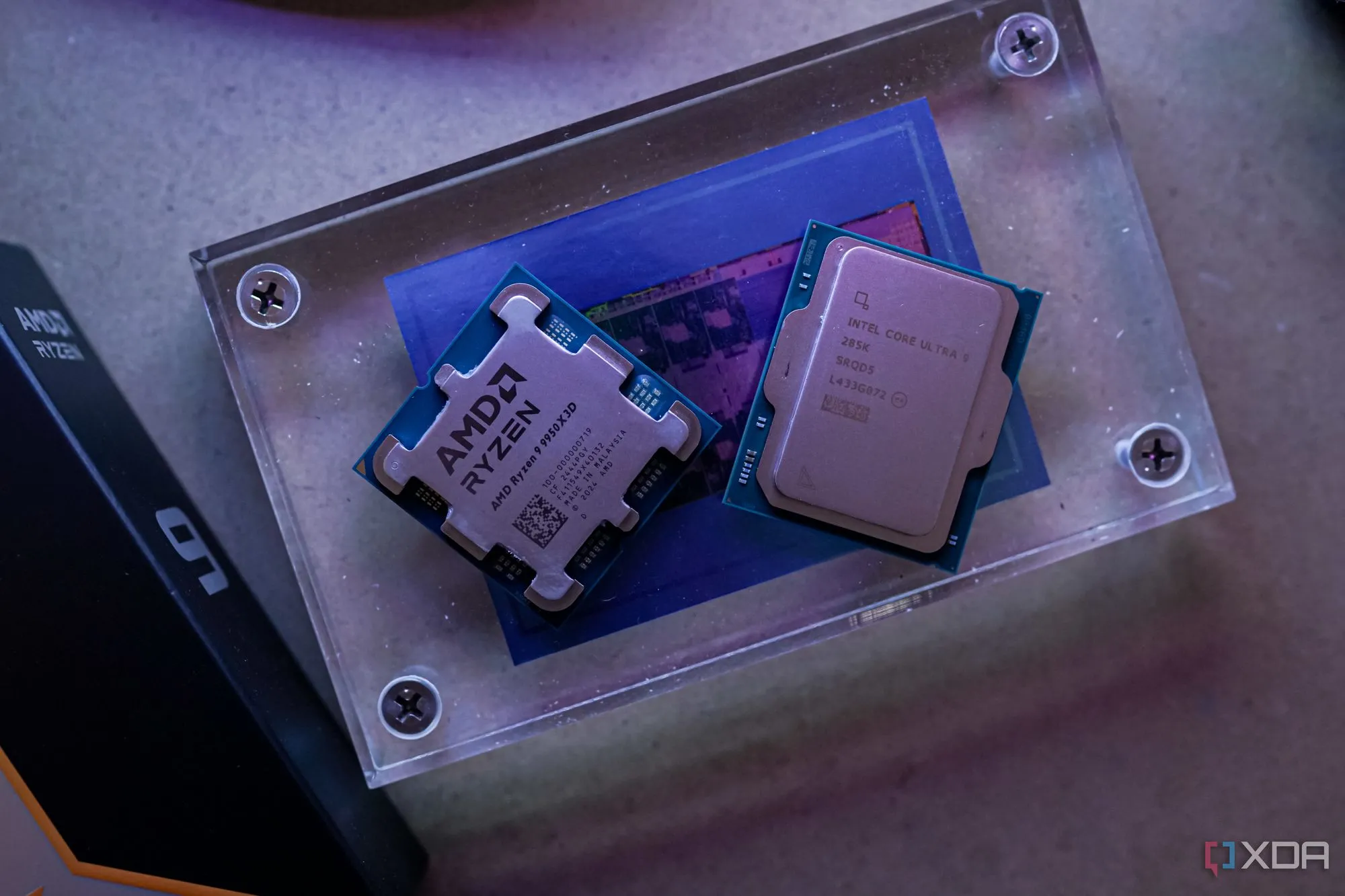 CPU AMD Ryzen 9 9950X3D và Intel Core Ultra 9 285K đặt cạnh nhau, đại diện cho những bộ xử lý chiplet hiện đại.