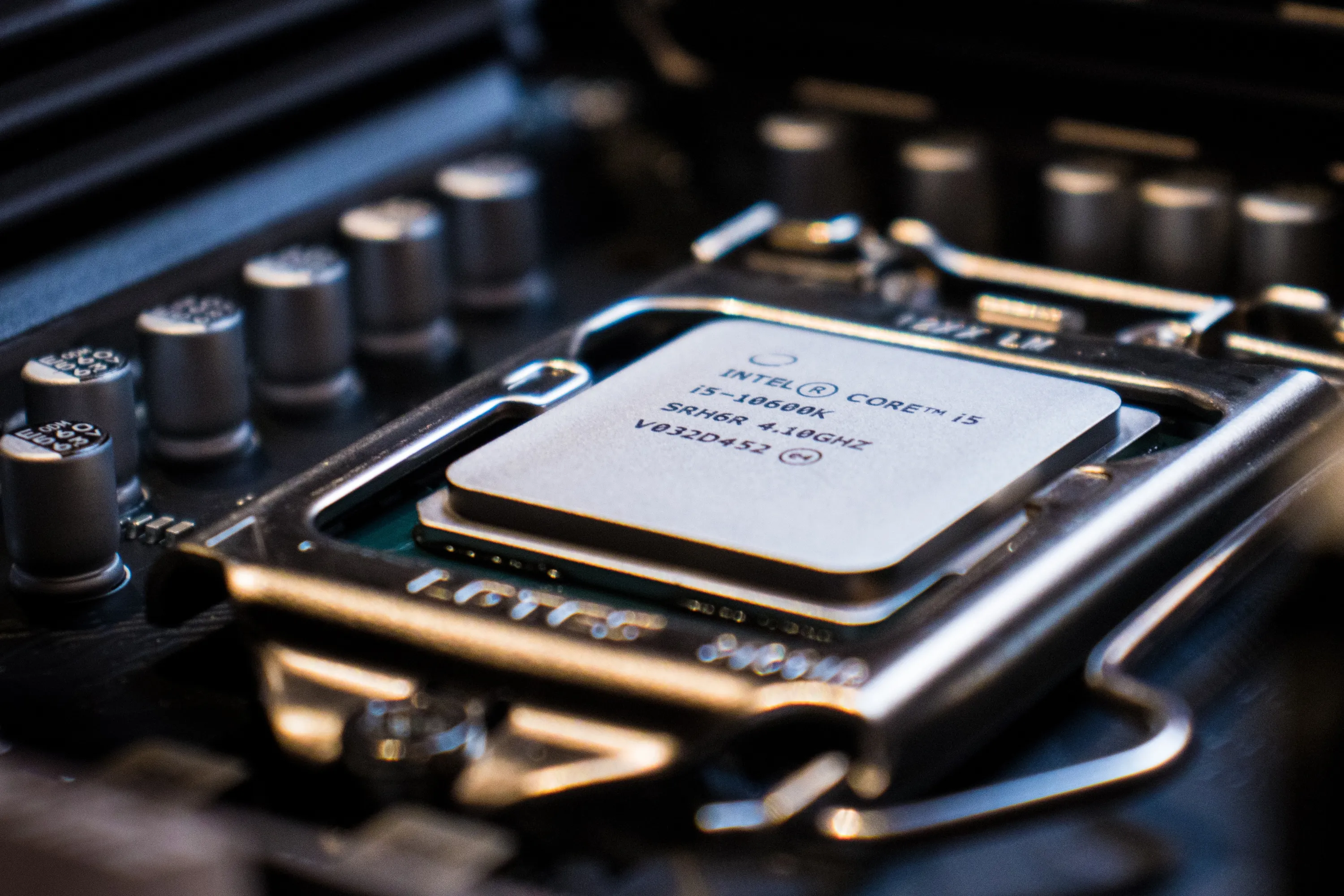 CPU Intel Core i5 được gắn trên bo mạch chủ, minh họa cho việc undervolt CPU