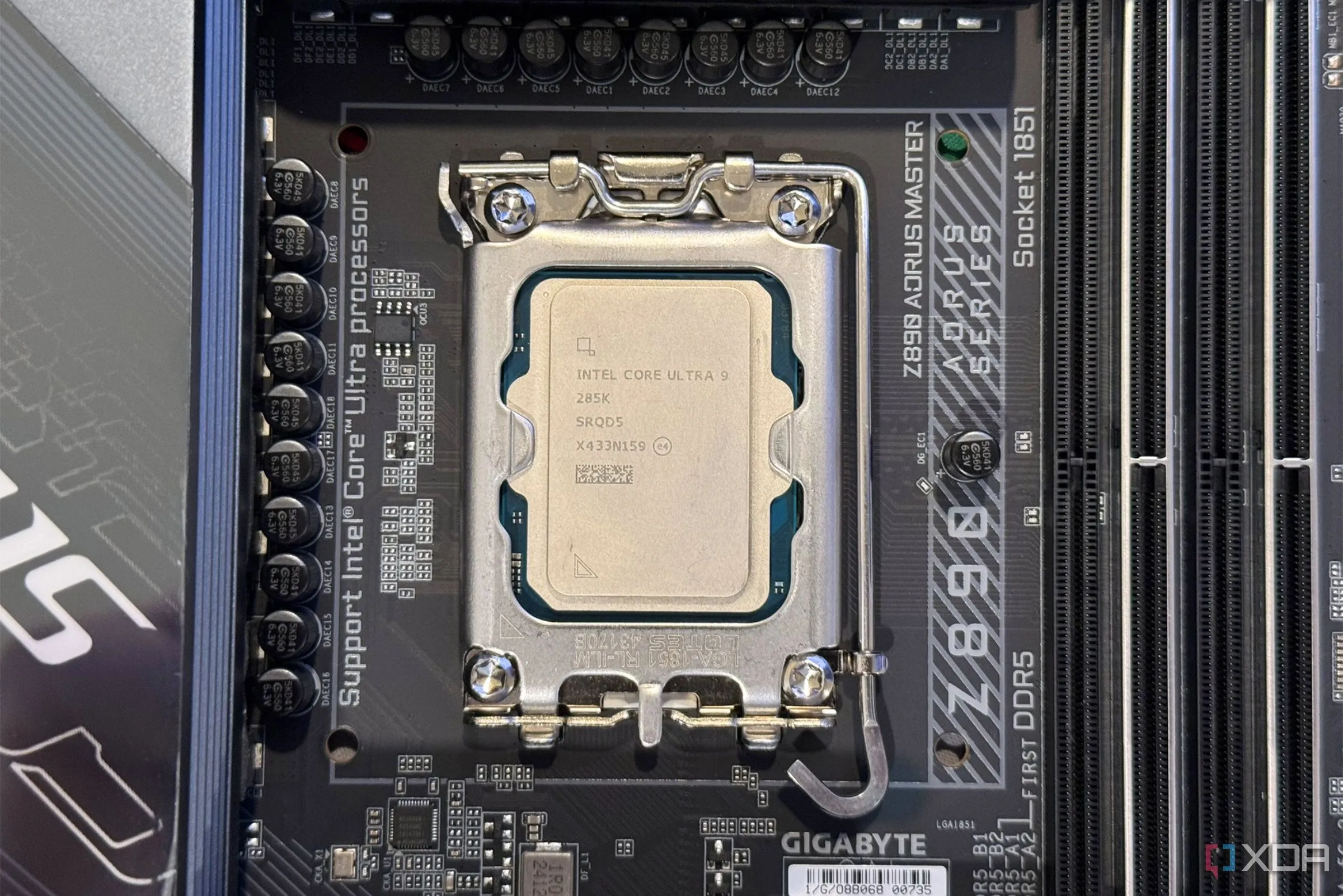 CPU Intel Core Ultra 9 285K trên bo mạch chủ, minh họa cho số nhân CPU thế hệ mới