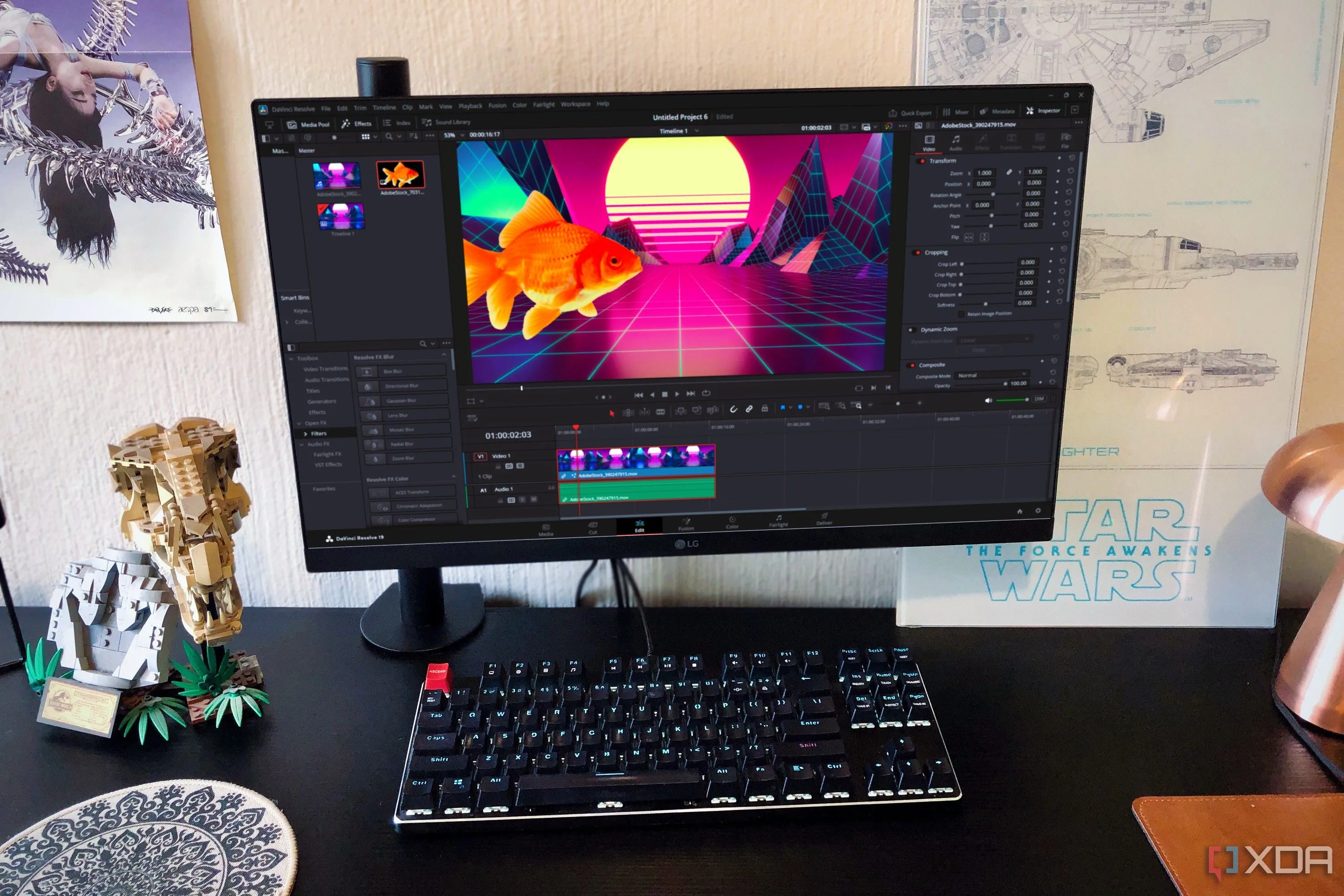 Cửa sổ chỉnh sửa DaVinci Resolve hiển thị trên màn hình máy tính để bàn, với khung cảnh bàn làm việc bao gồm đèn, đồ chơi Lego và các tấm áp phích.