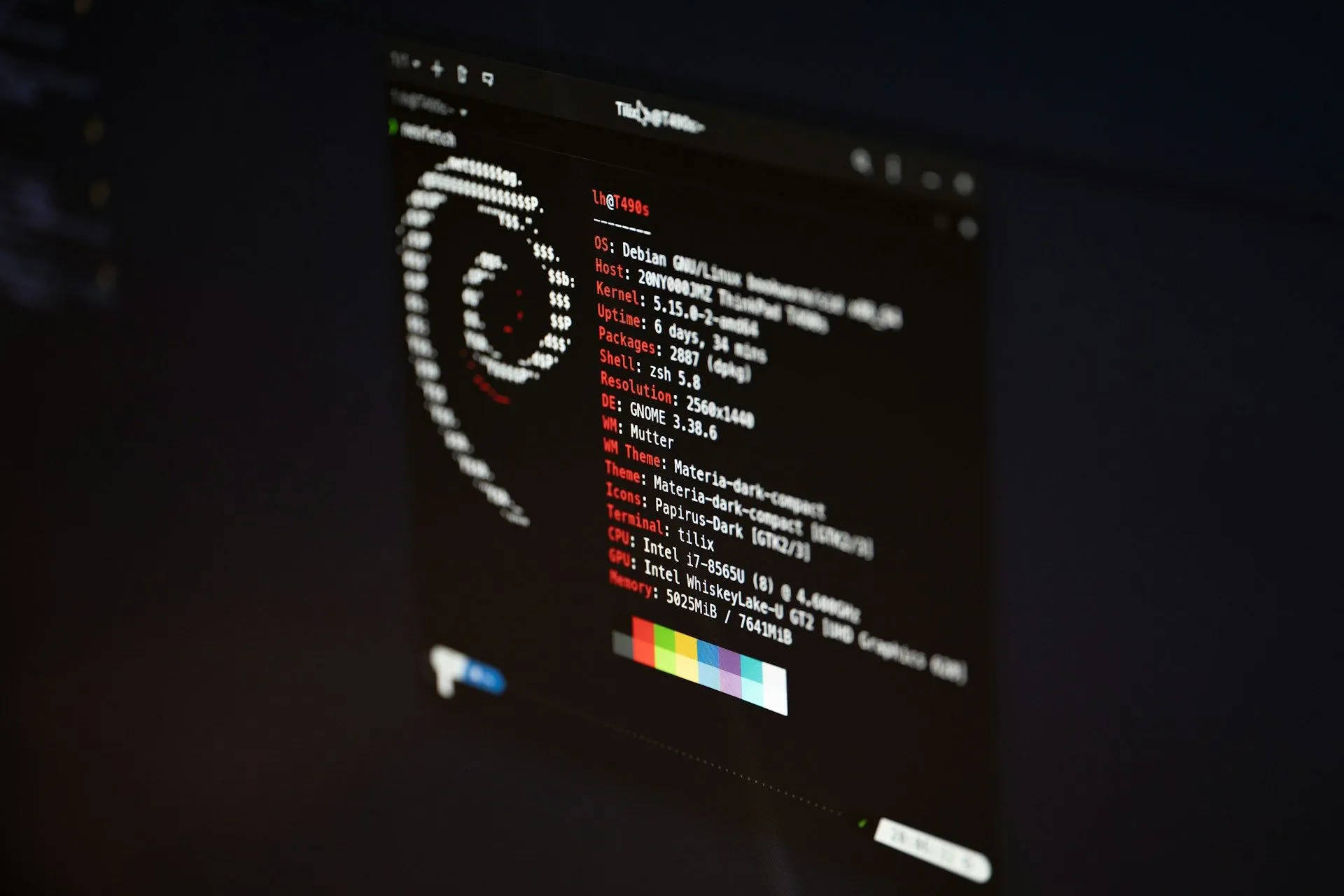 Cửa sổ terminal Debian Linux, đại diện cho hệ sinh thái mã nguồn mở