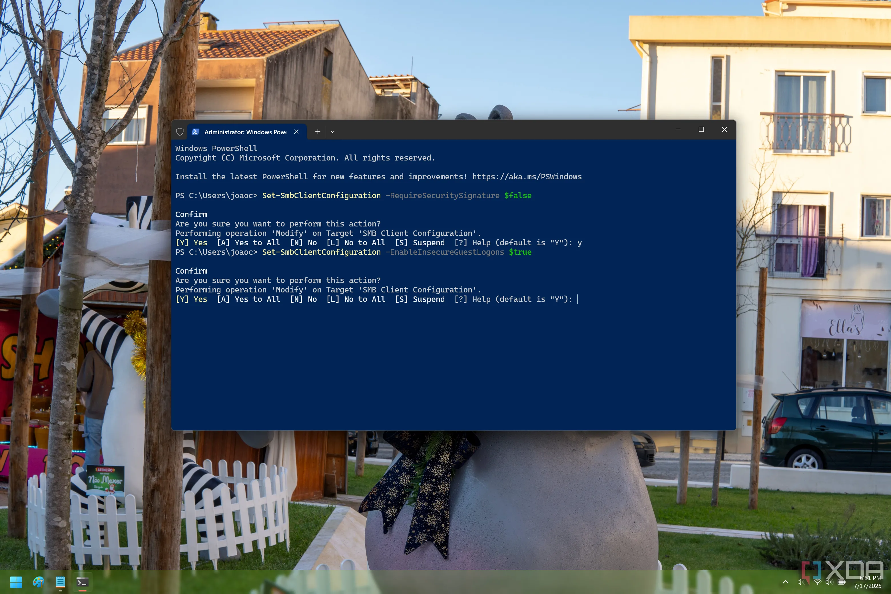 Cửa sổ Windows PowerShell hiển thị các lệnh thay đổi cài đặt bảo mật SMB trên Windows 11