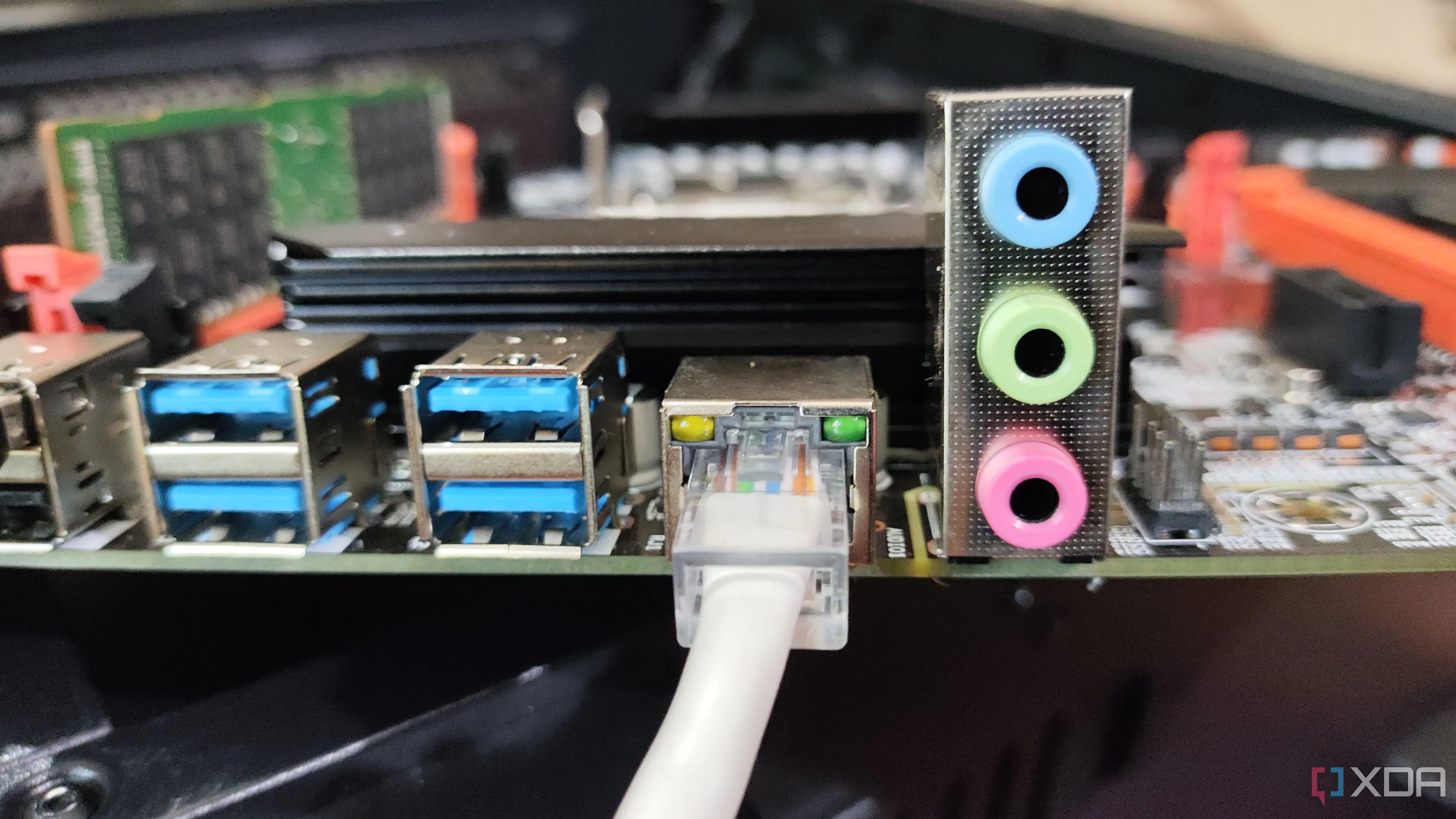 Dây cáp Ethernet cắm vào cổng RJ45, biểu tượng cho kết nối mạng ổn định của tường lửa phần cứng