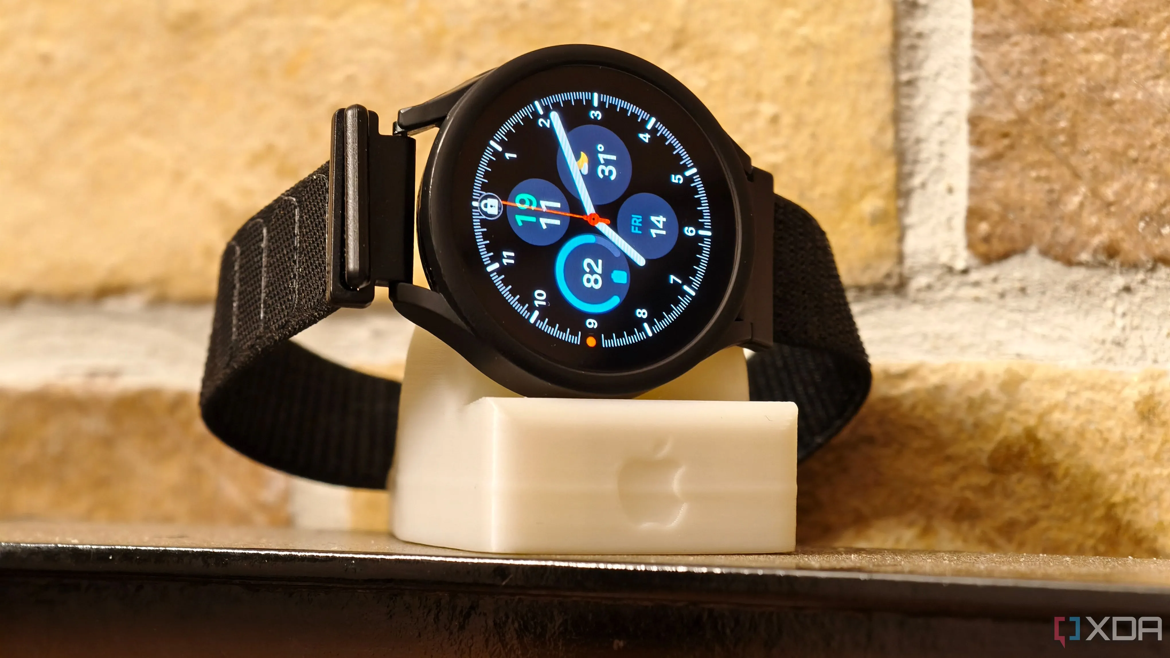 Đế sạc Apple Watch in 3D màu trắng, giúp cố định bộ sạc và giữ đồng hồ thông minh gọn gàng trên bàn