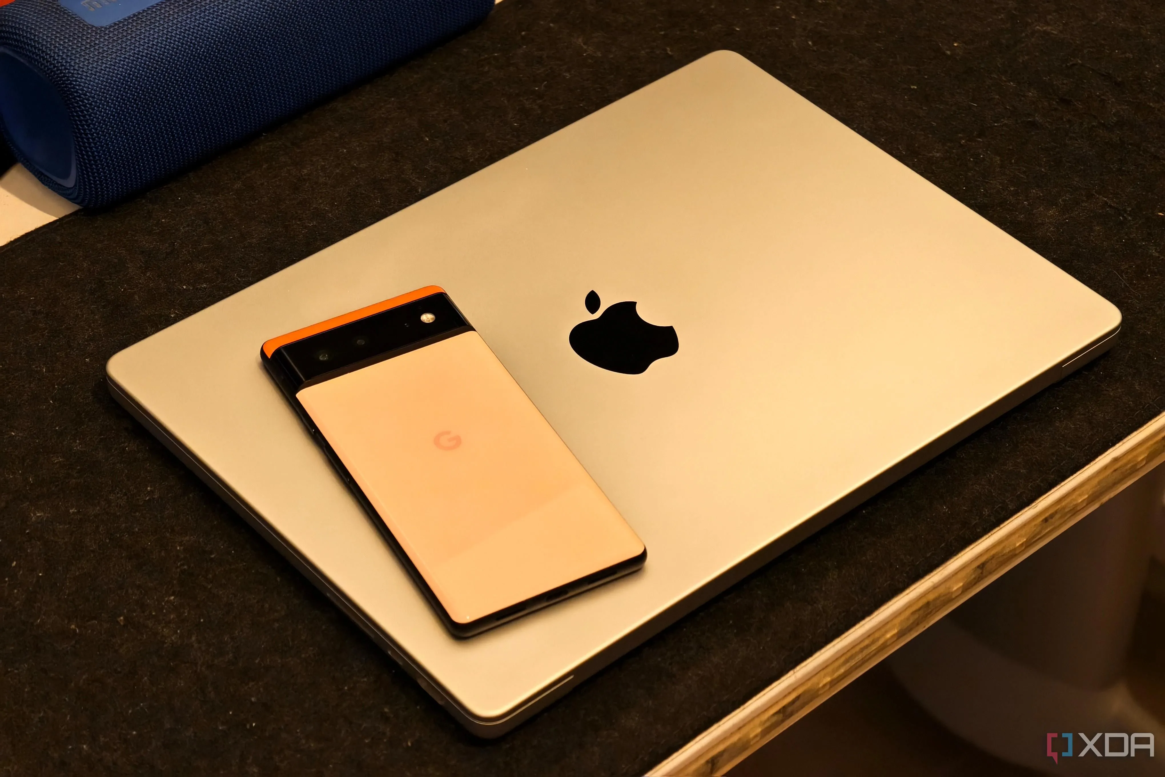 Điện thoại Android đặt trên MacBook, minh họa sự kết nối giữa các thiết bị khác hệ sinh thái để chia sẻ file hiệu quả