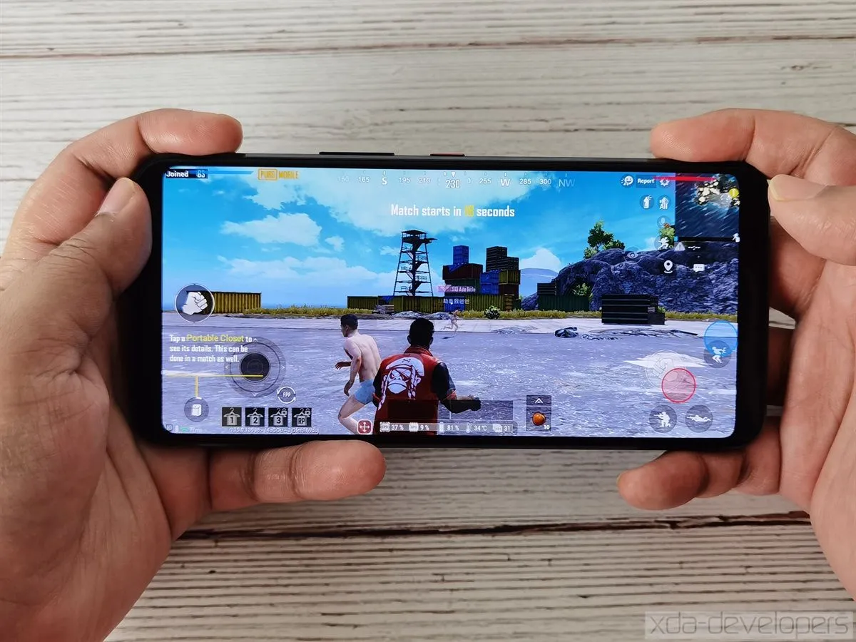 Điện thoại gaming ASUS ROG Phone 3, đại diện cho trải nghiệm game di động tiện lợi nhưng khác biệt so với game console.