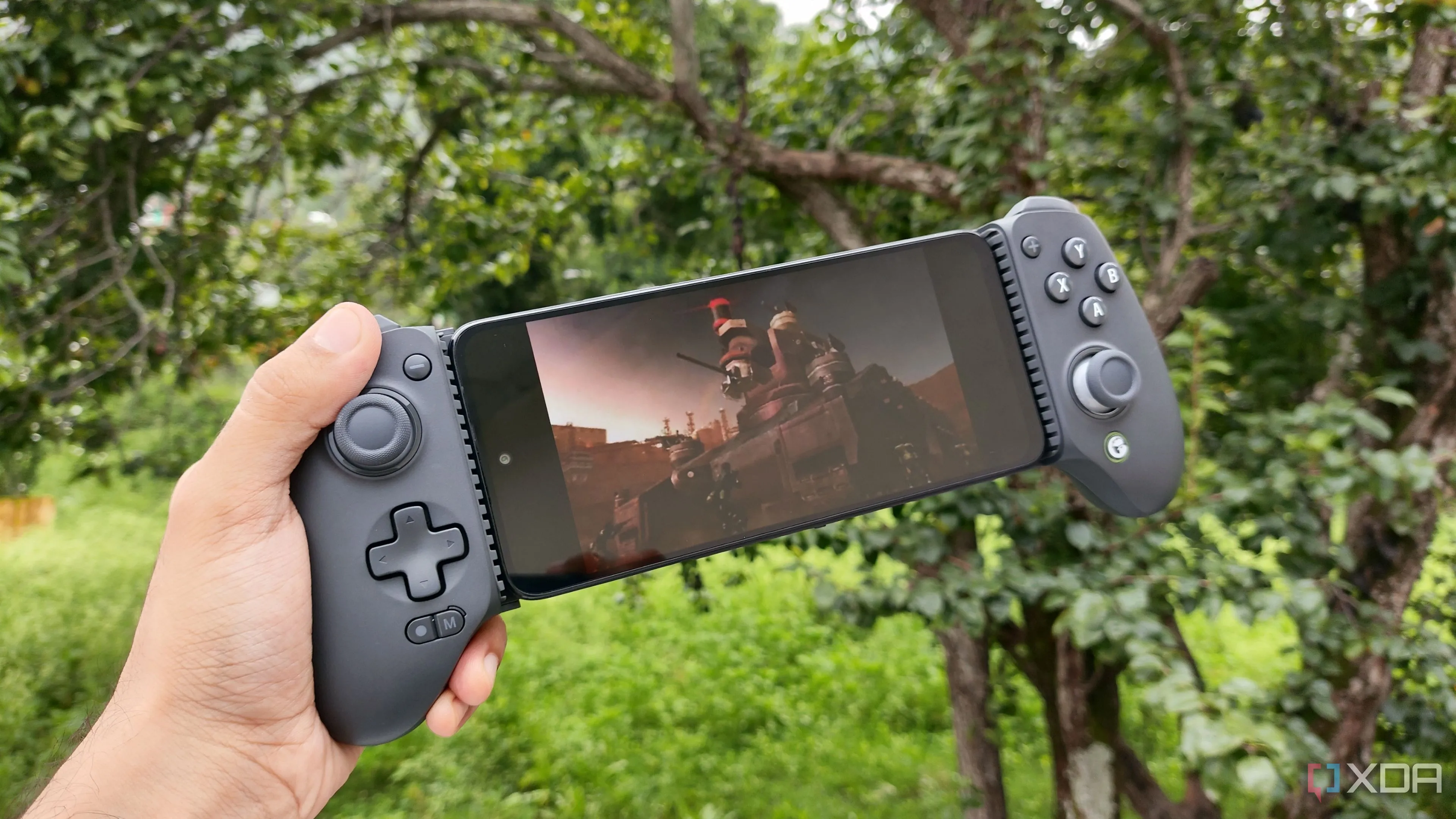 Điện thoại Poco M6 Pro chạy game Metal Gear Solid: Peace Walker thông qua giả lập PPSSPP, kết nối tay cầm GameSir Galileo G8+