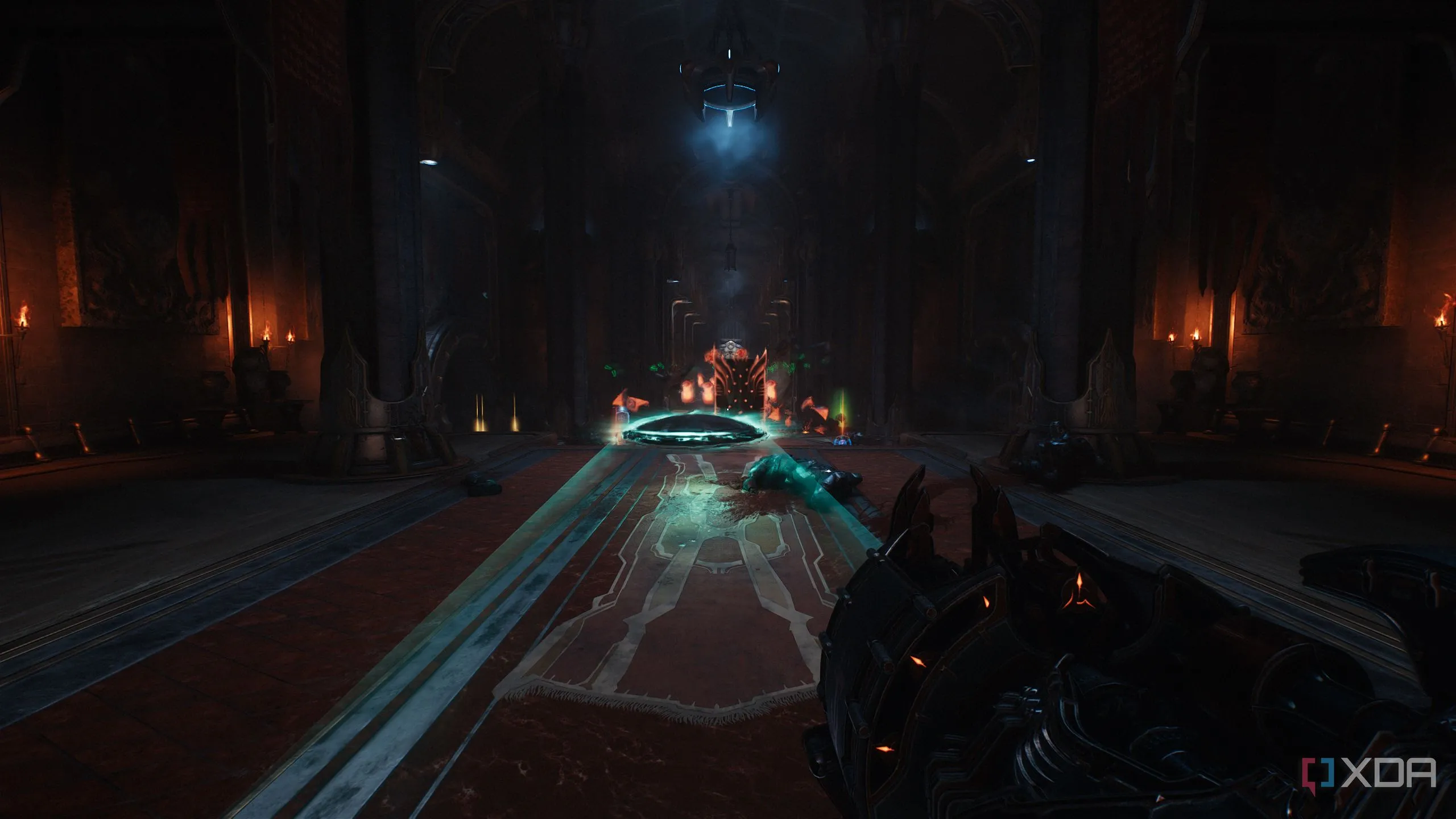 Doom Slayer ném khiên vào kẻ thù để gây sát thương và phá giáp trong một hành lang chiến đấu căng thẳng trong Doom: The Dark Ages