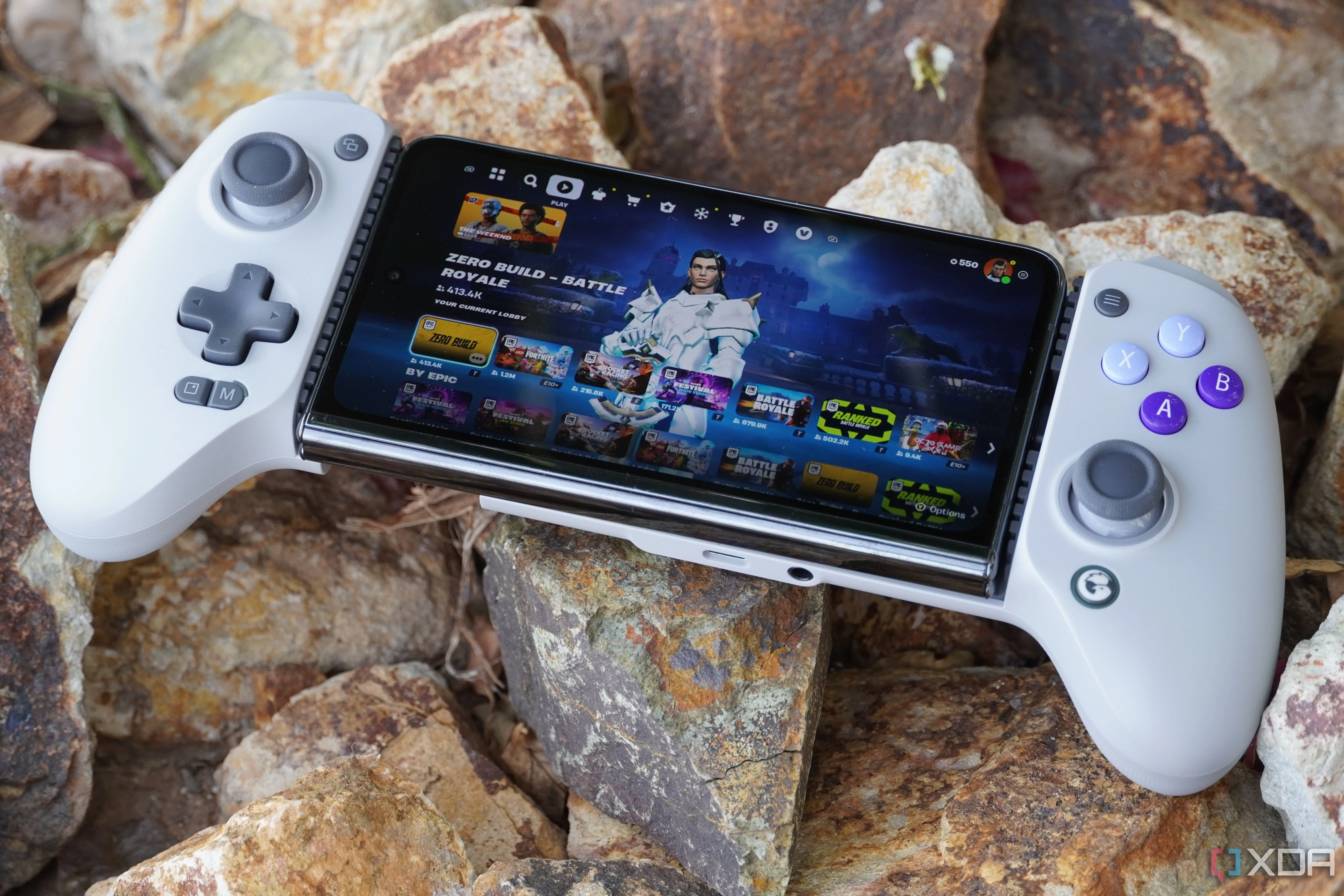 Game Fortnite chạy trên Pixel Fold kết nối với tay cầm Galileo G8, minh họa cho game dịch vụ (Live Service).