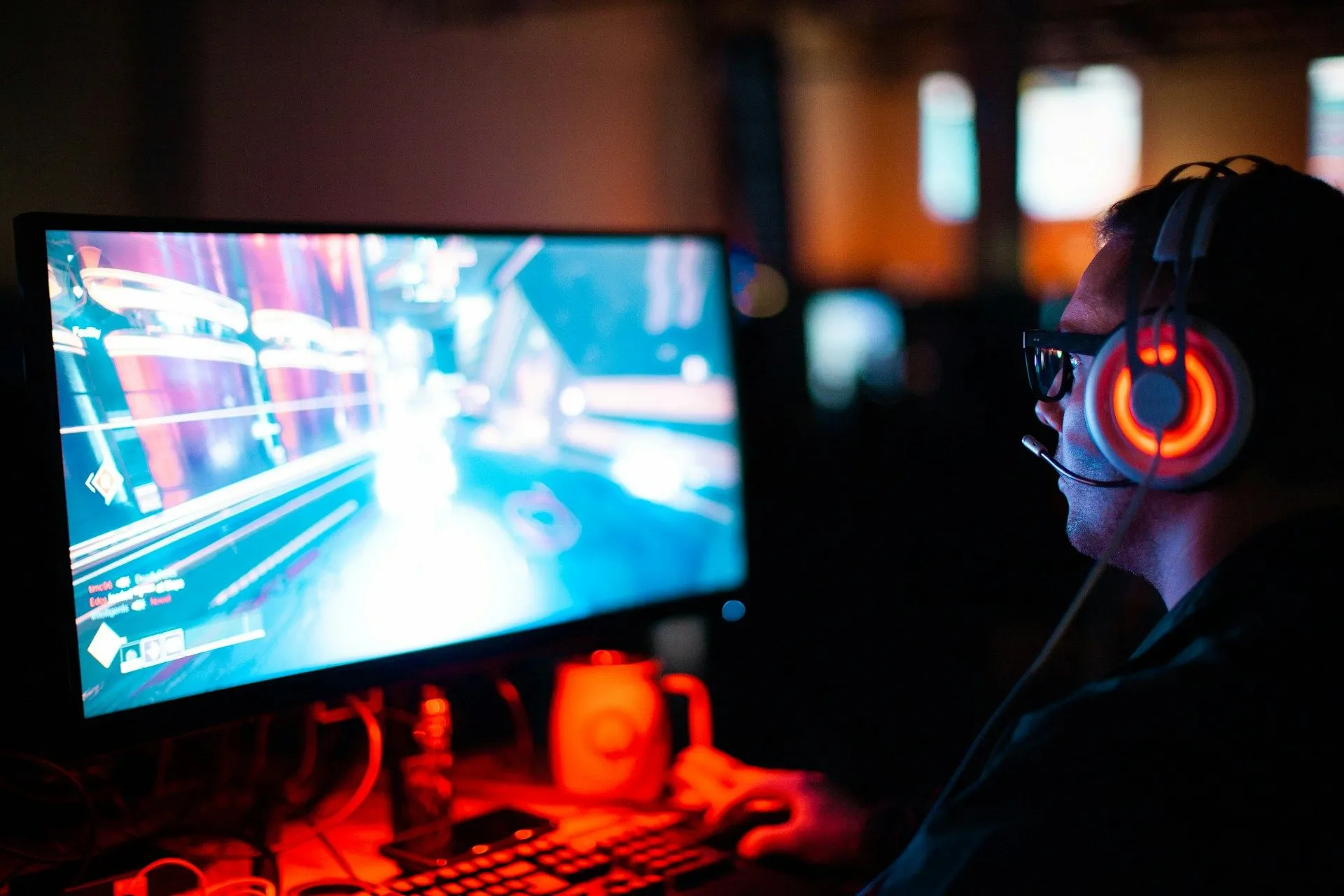 Game thủ đang chơi game LAN, minh họa tầm quan trọng của kết nối mạng