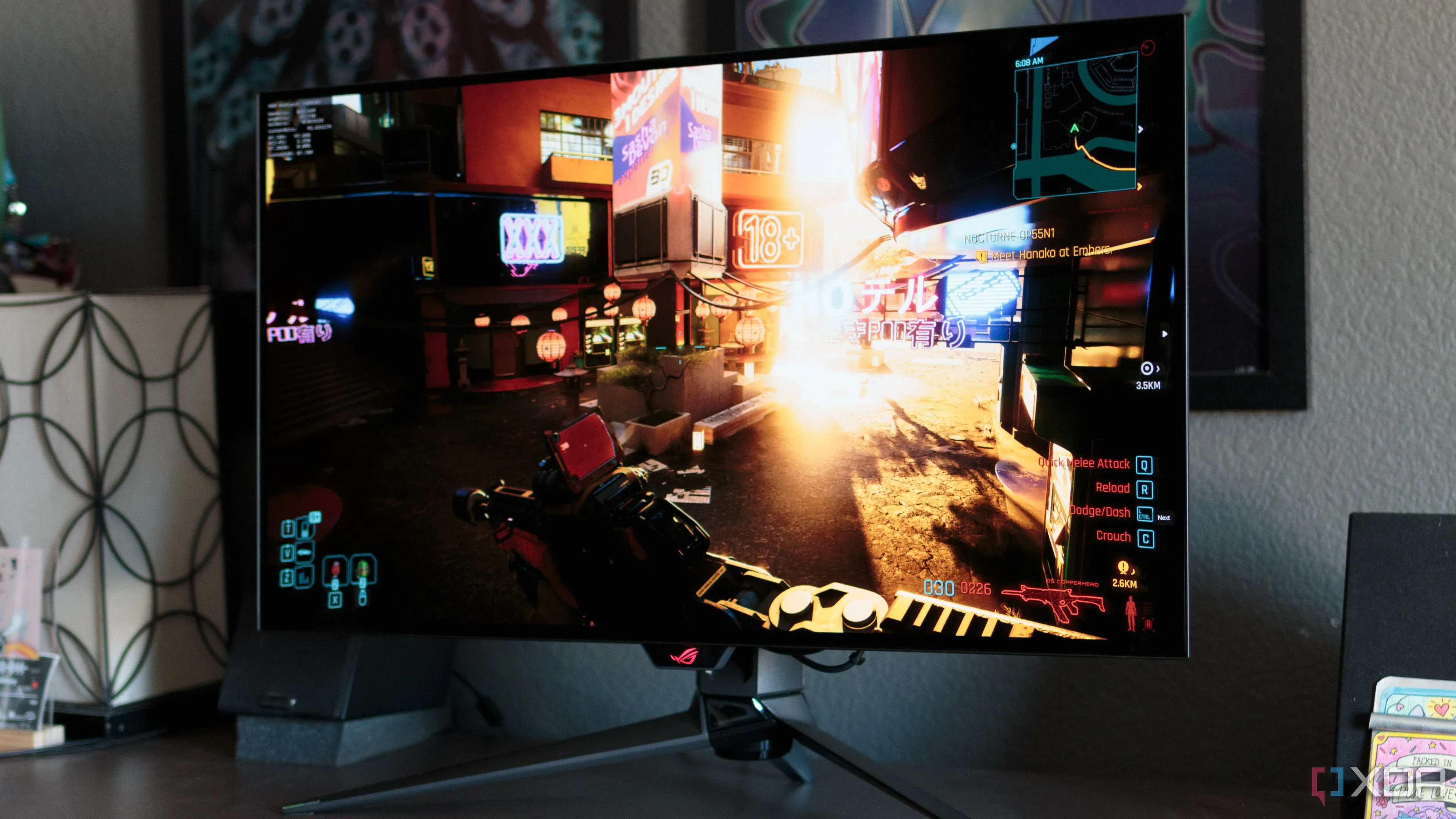 Game thủ trải nghiệm Cyberpunk 2077 trên màn hình ASUS ROG PG32UCDP, minh họa đồ họa game hiện đại.