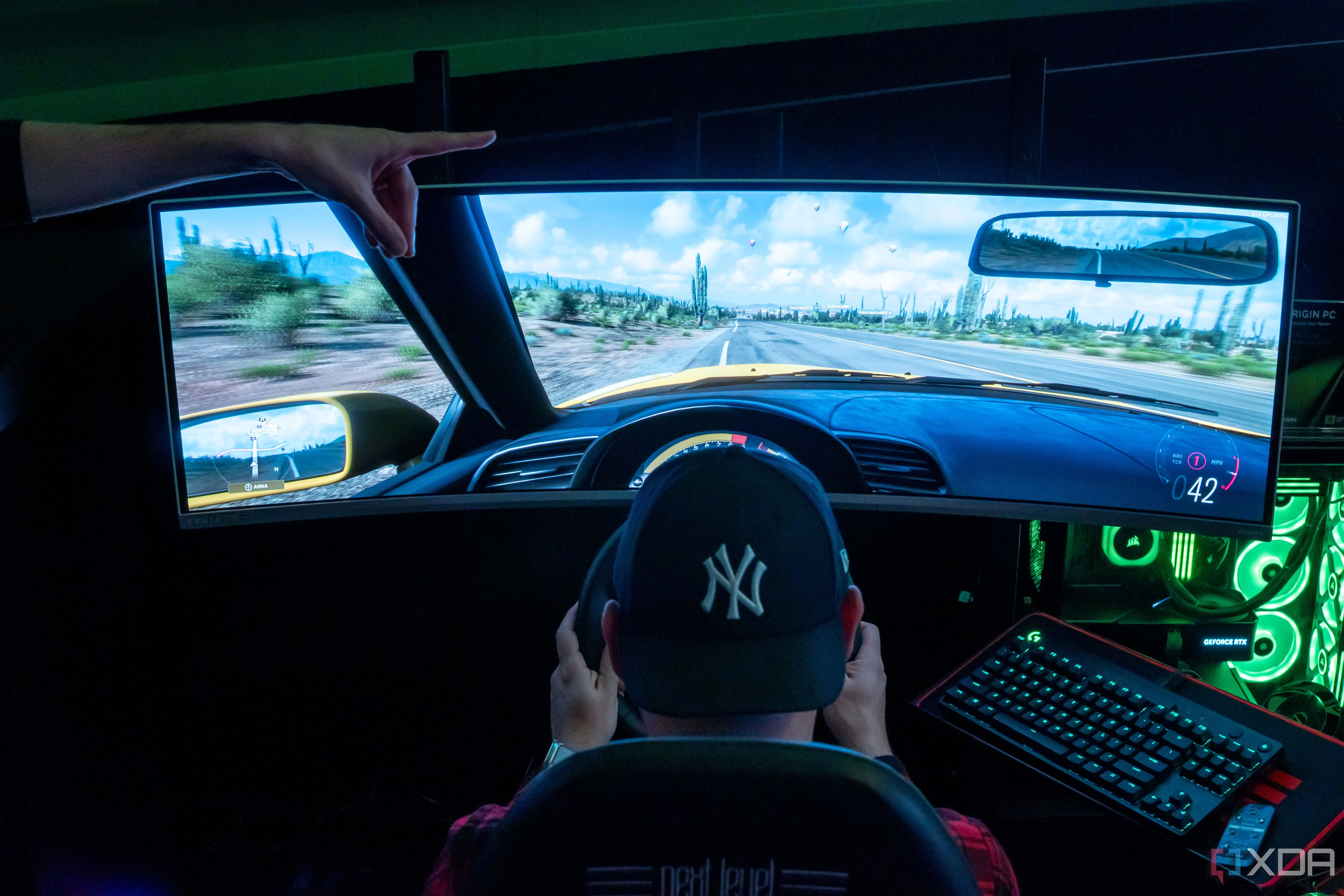 Game thủ trải nghiệm tựa game đua xe trên màn hình lớn, tận hưởng hình ảnh HDR sống động với độ sáng và tương phản cao