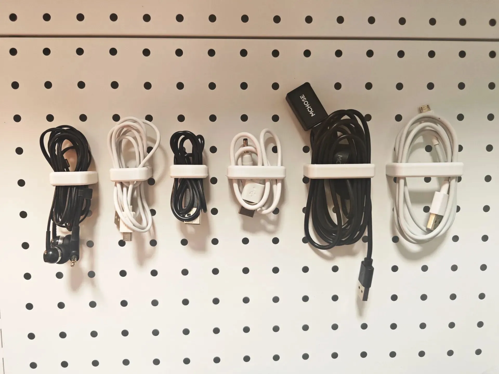 Giá đỡ cáp USB từ tính in 3D, gắn trên pegboard giúp tổ chức dây cáp gọn gàng