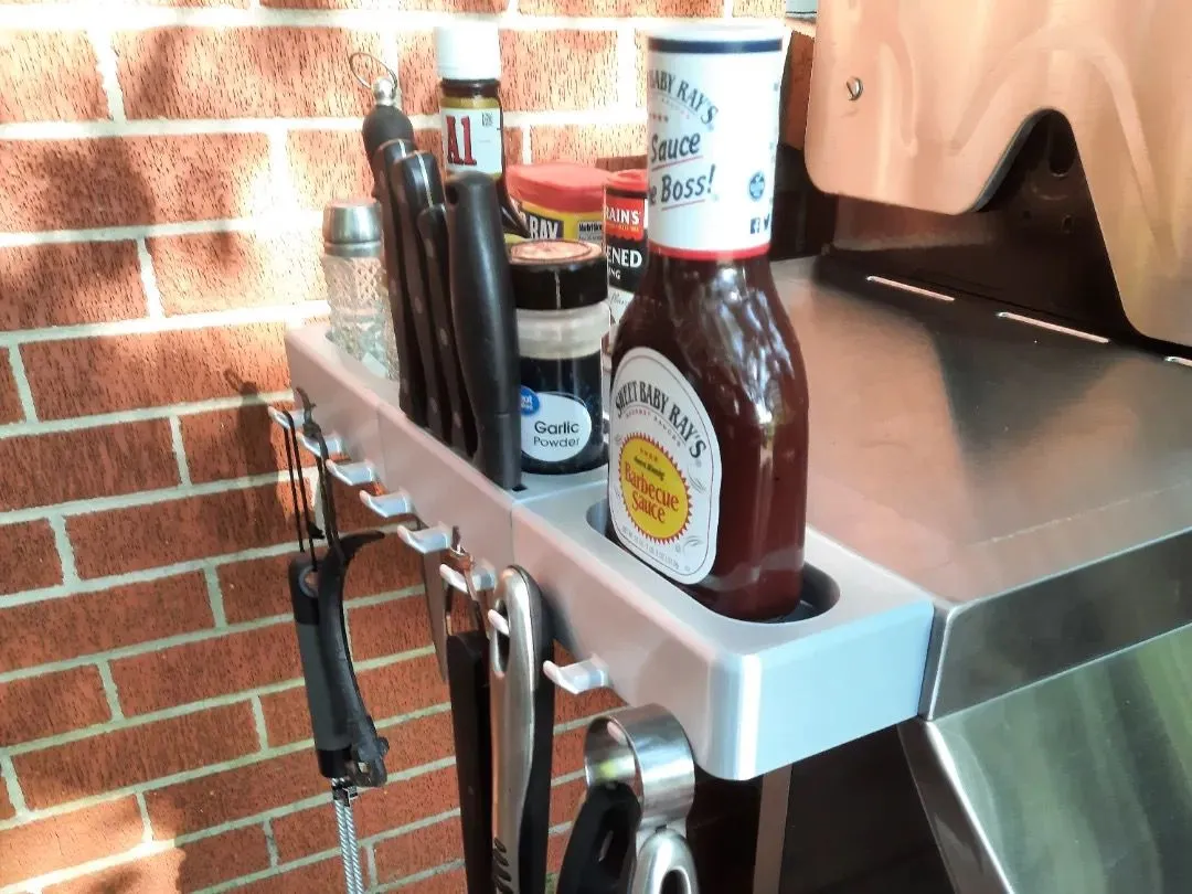 Giá đỡ gia vị in 3D gắn trên vỉ nướng Cuisinart, giúp sắp xếp tiện lợi khi BBQ