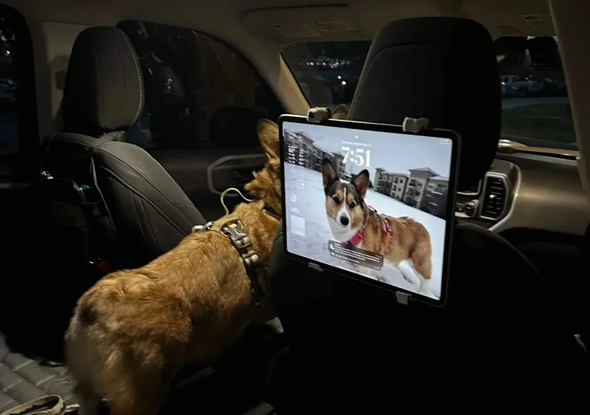 Giá đỡ máy tính bảng 13 inch in 3D gắn tựa đầu ghế ô tô