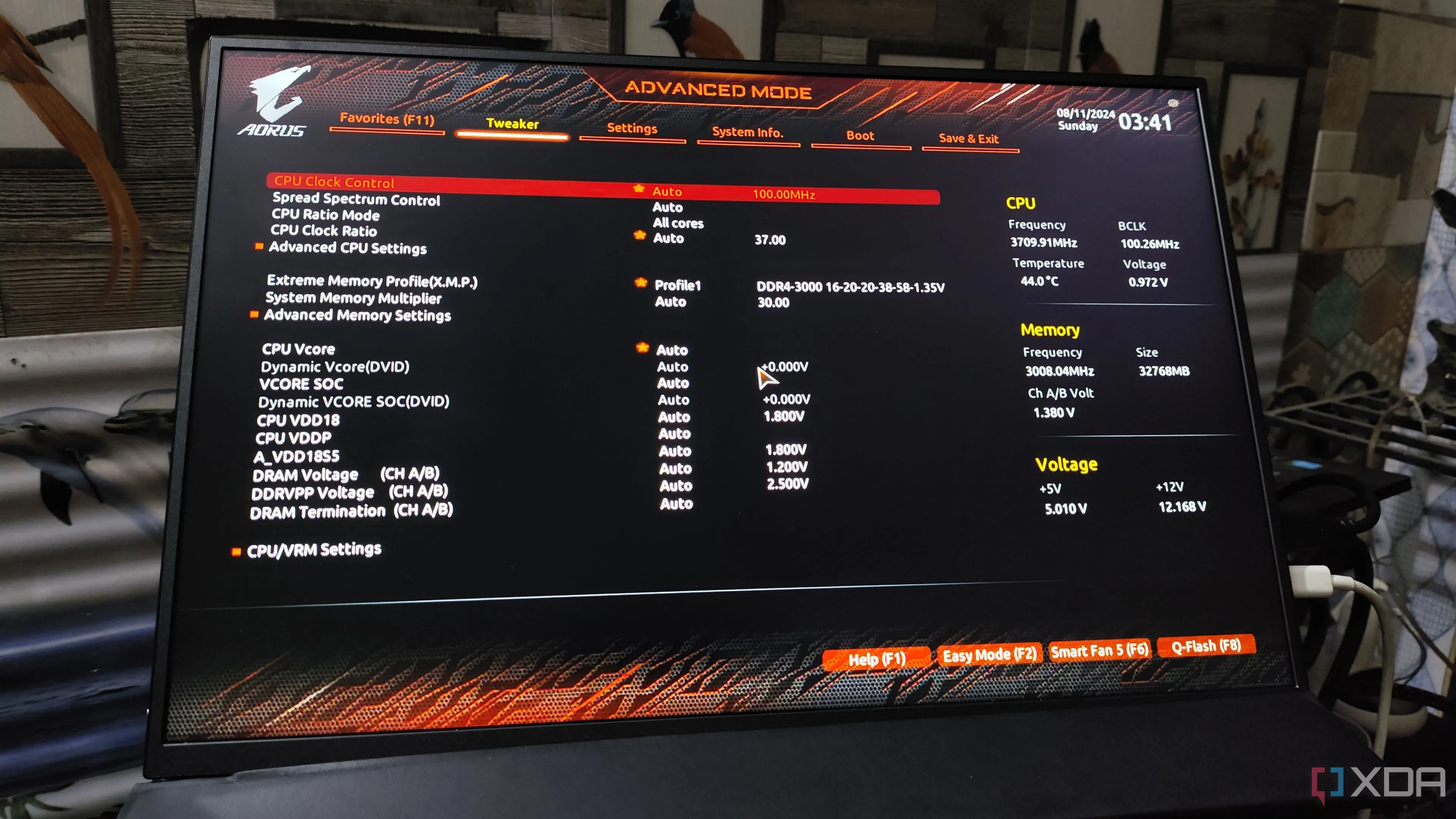 Giao diện BIOS Gigabyte hiển thị các cài đặt ép xung cho CPU và bộ nhớ