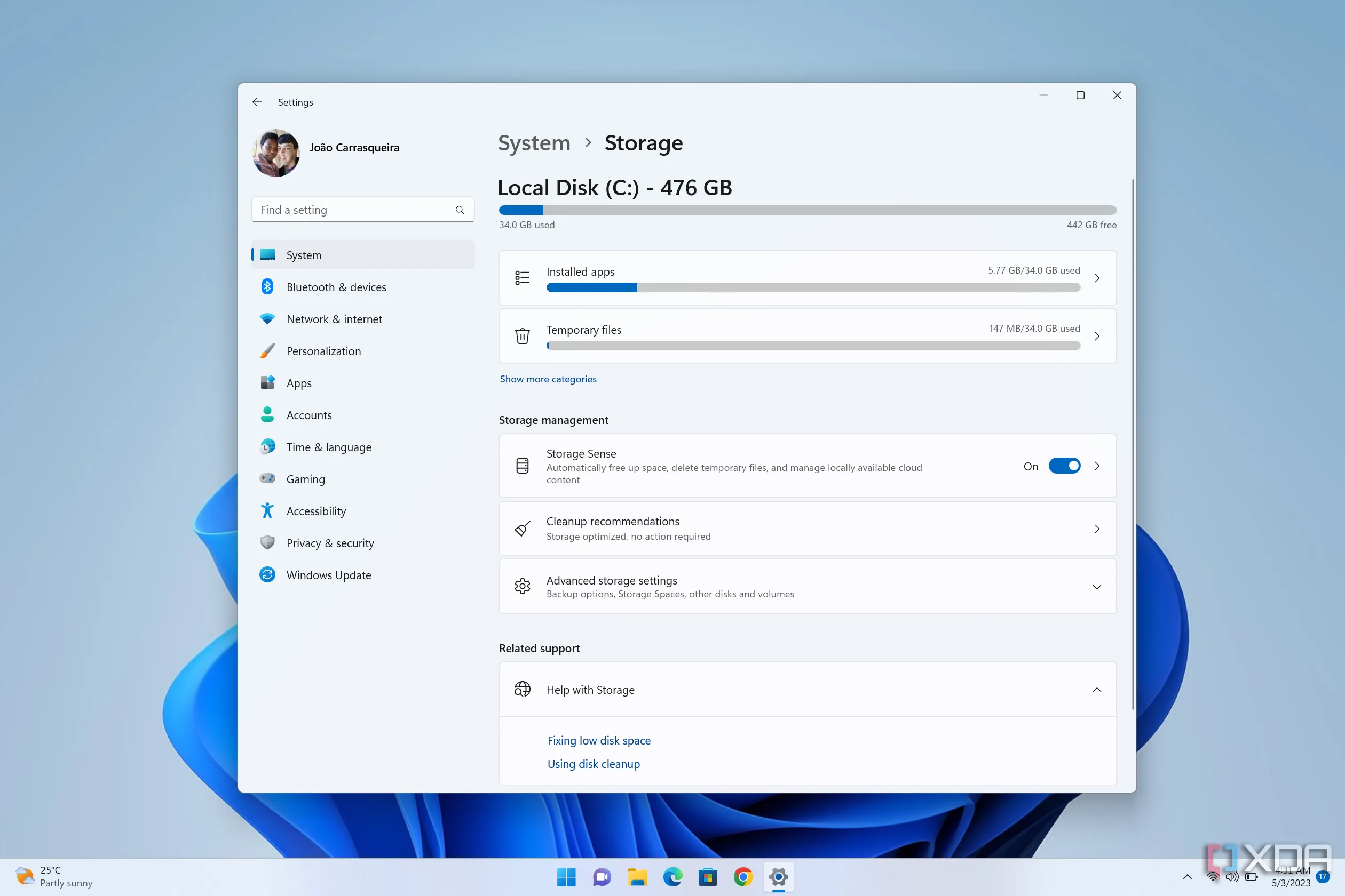 Giao diện cài đặt Lưu trữ (Storage) trong Windows 11, nơi người dùng có thể kích hoạt và cấu hình Cảm biến lưu trữ để tự động dọn dẹp ổ đĩa.