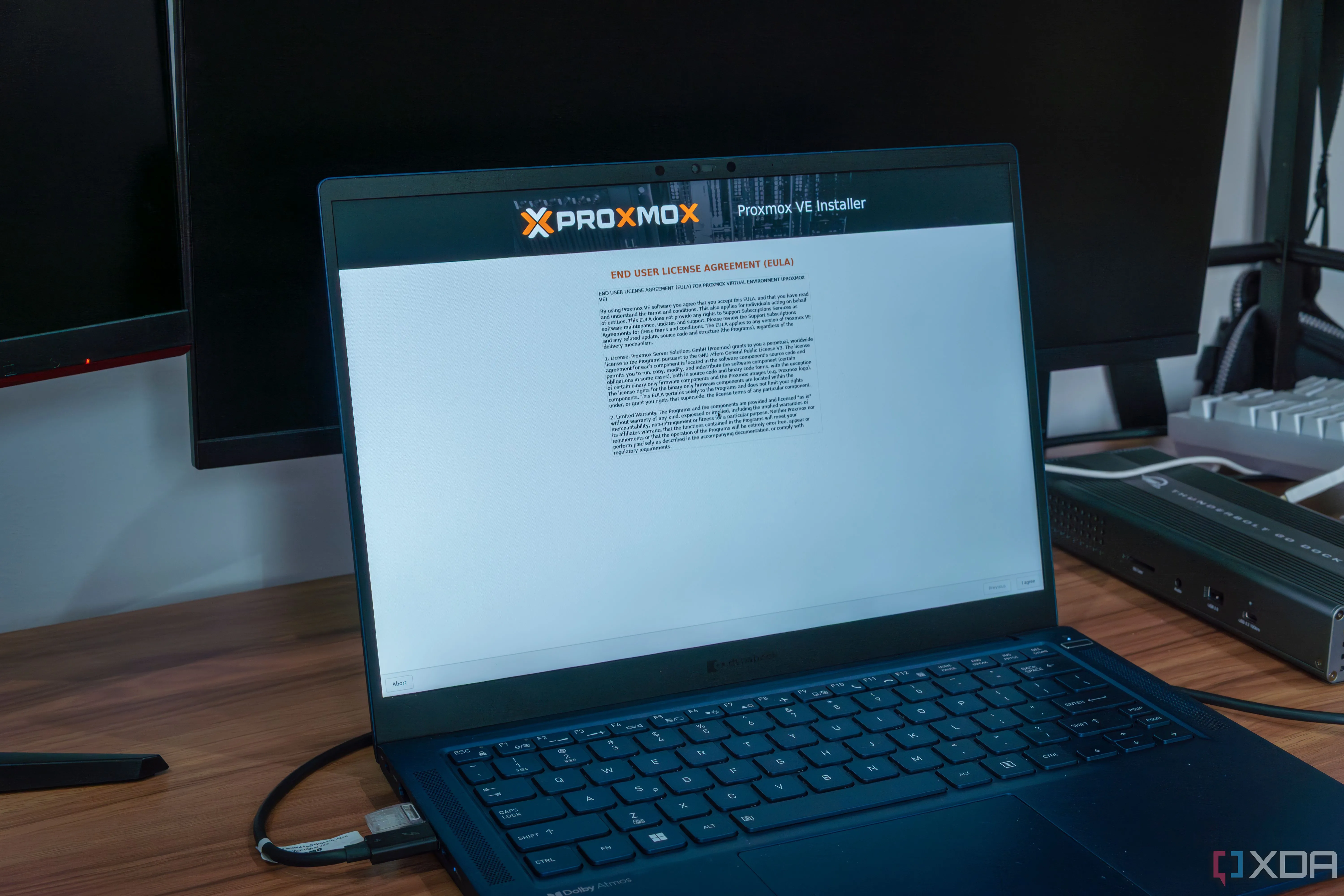 Giao diện cài đặt Proxmox trên laptop