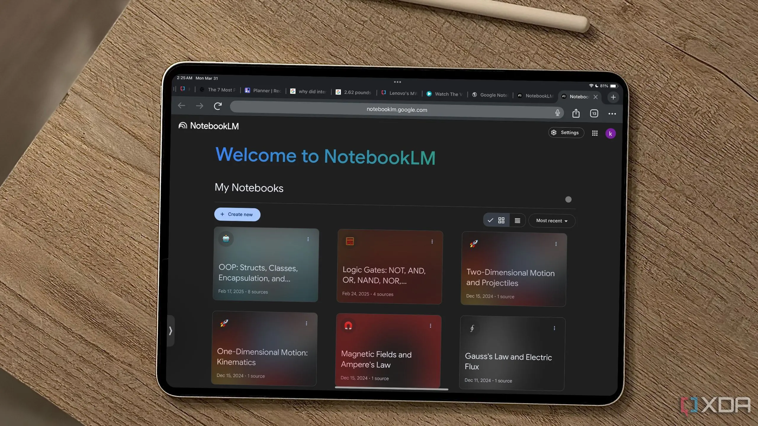Giao diện chào mừng của Google NotebookLM hiển thị trên màn hình iPad, thể hiện sự dễ dàng tiếp cận của công cụ AI này.