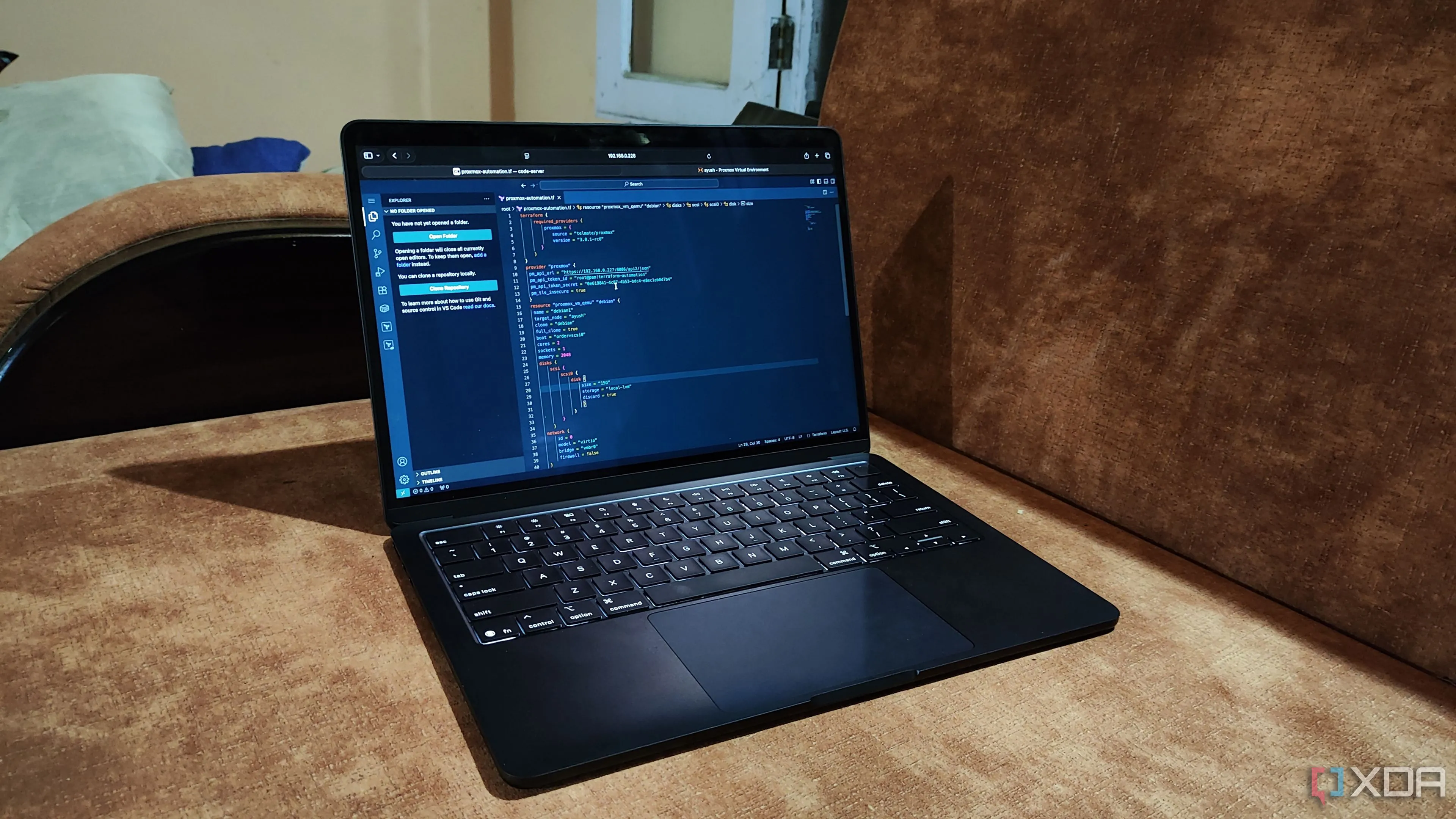 Giao diện Code-Server hoạt động trên trình duyệt, hiển thị môi trường lập trình từ xa