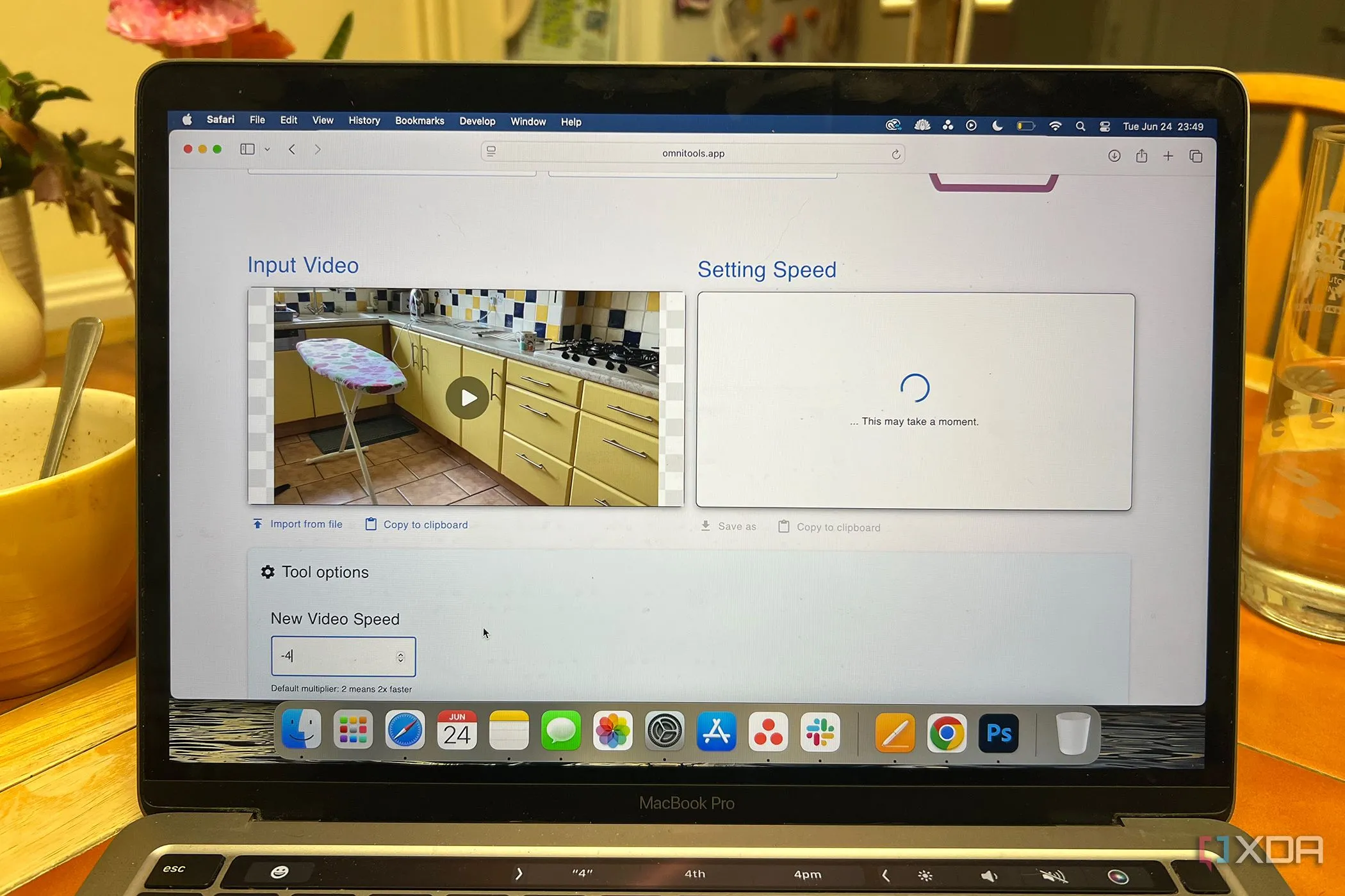 Giao diện công cụ thay đổi tốc độ video của Omni Tools với tùy chọn điều chỉnh tốc độ