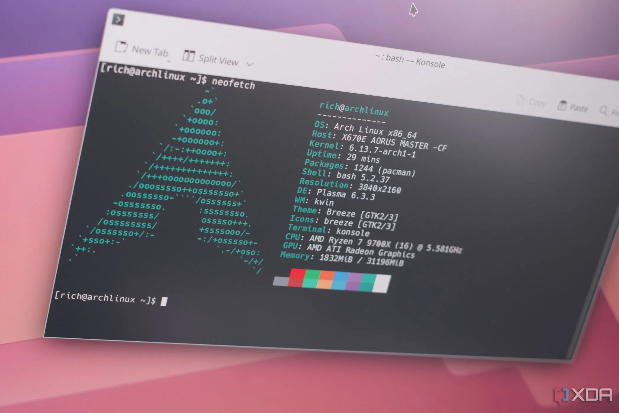 Giao diện desktop Arch Linux DKE Konsole Neofetch từ một góc nhìn gần, thể hiện sự tùy biến của Linux
