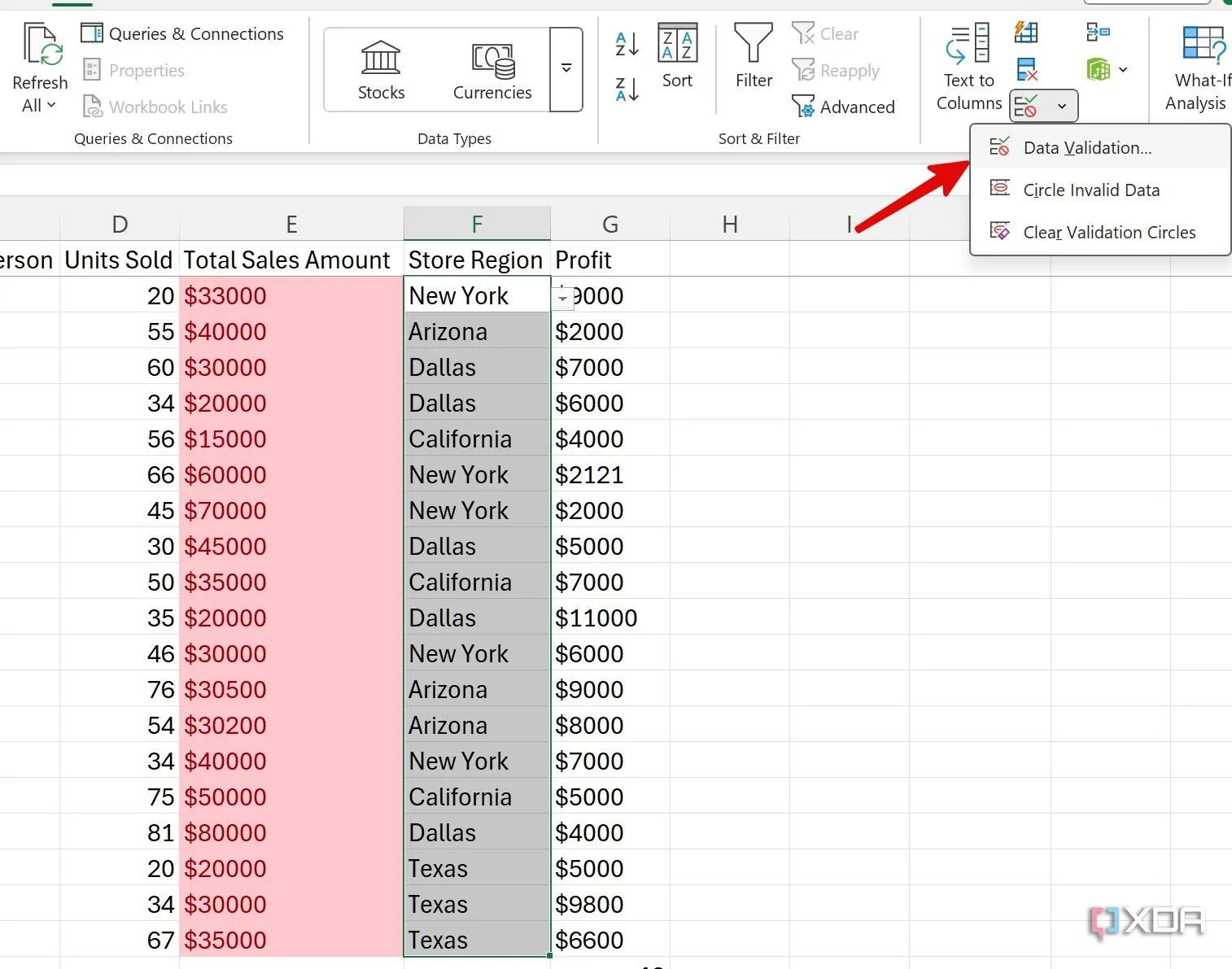 Giao diện Excel với tab &quot;Data&quot; và tùy chọn &quot;Data Validation&quot; để thiết lập quy tắc nhập liệu.