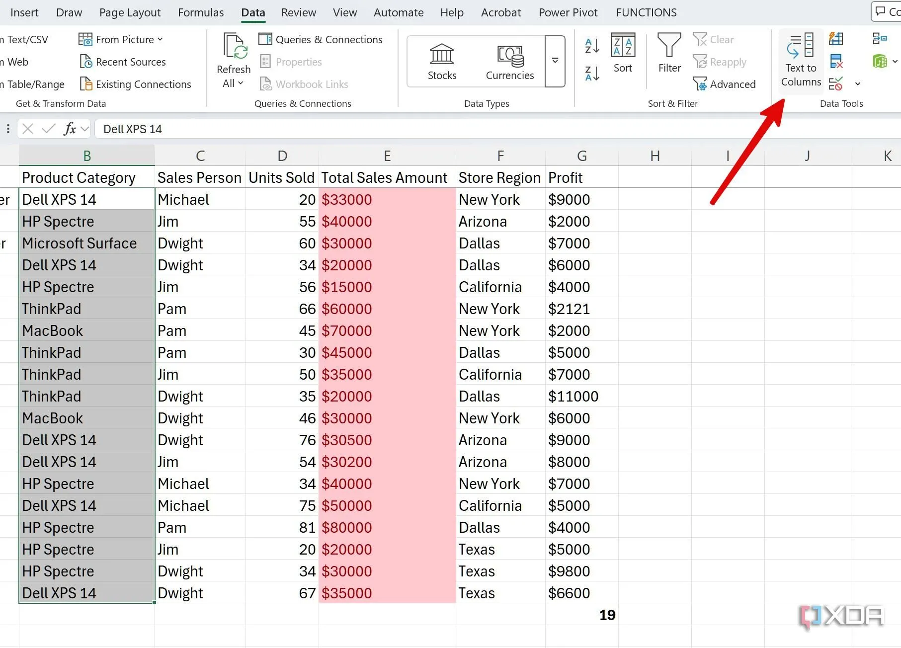 Giao diện Excel với tab &quot;Data&quot; và tùy chọn &quot;Text to Columns&quot; để tách dữ liệu từ một cột.