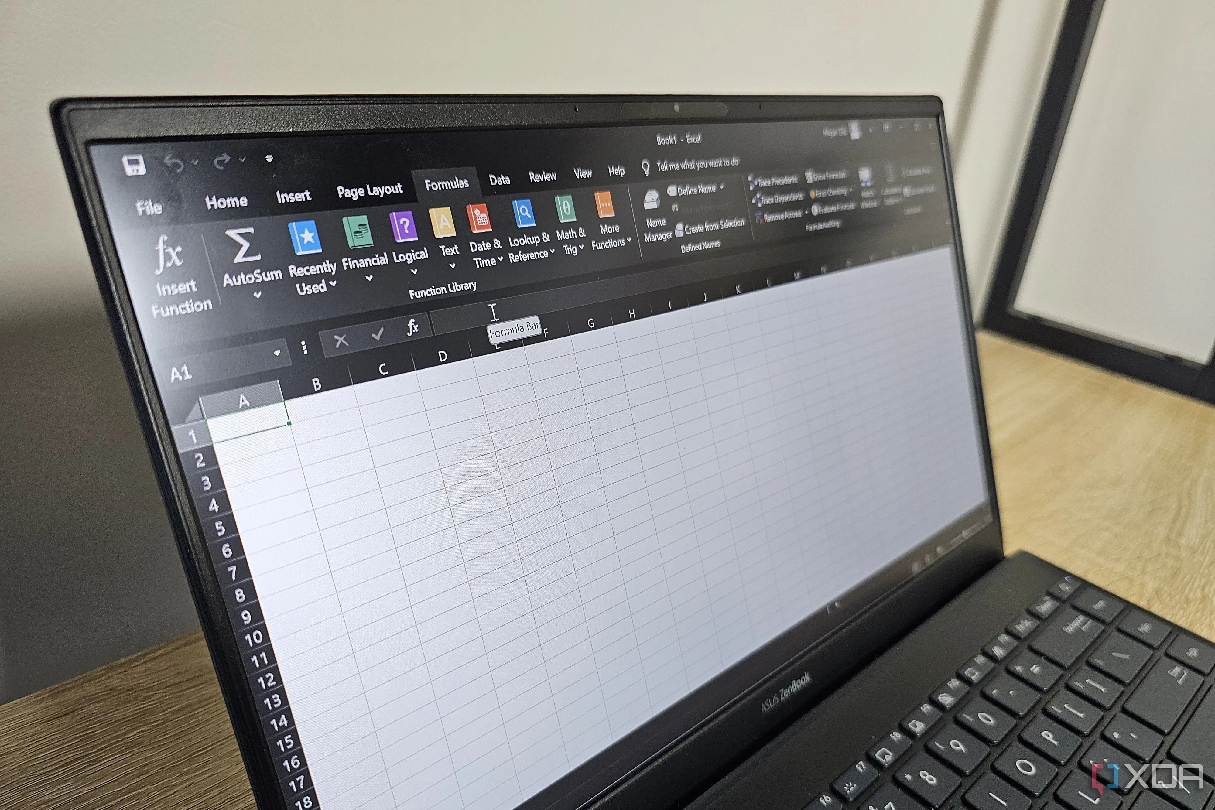 Giao diện Excel với tab Formulas được chọn trên máy tính xách tay