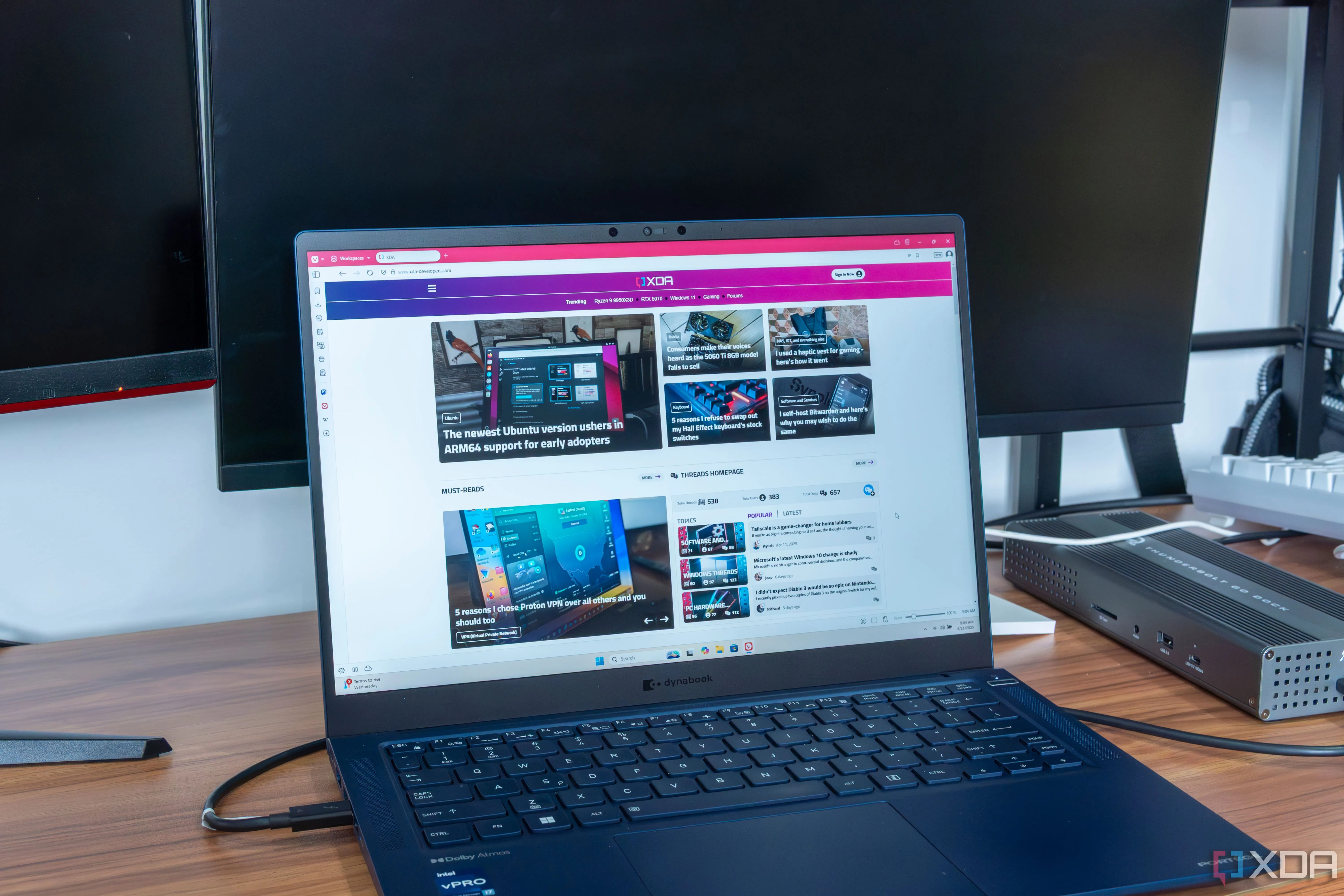 Giao diện File Explorer trên laptop Windows 11, minh họa hiệu suất được cải thiện
