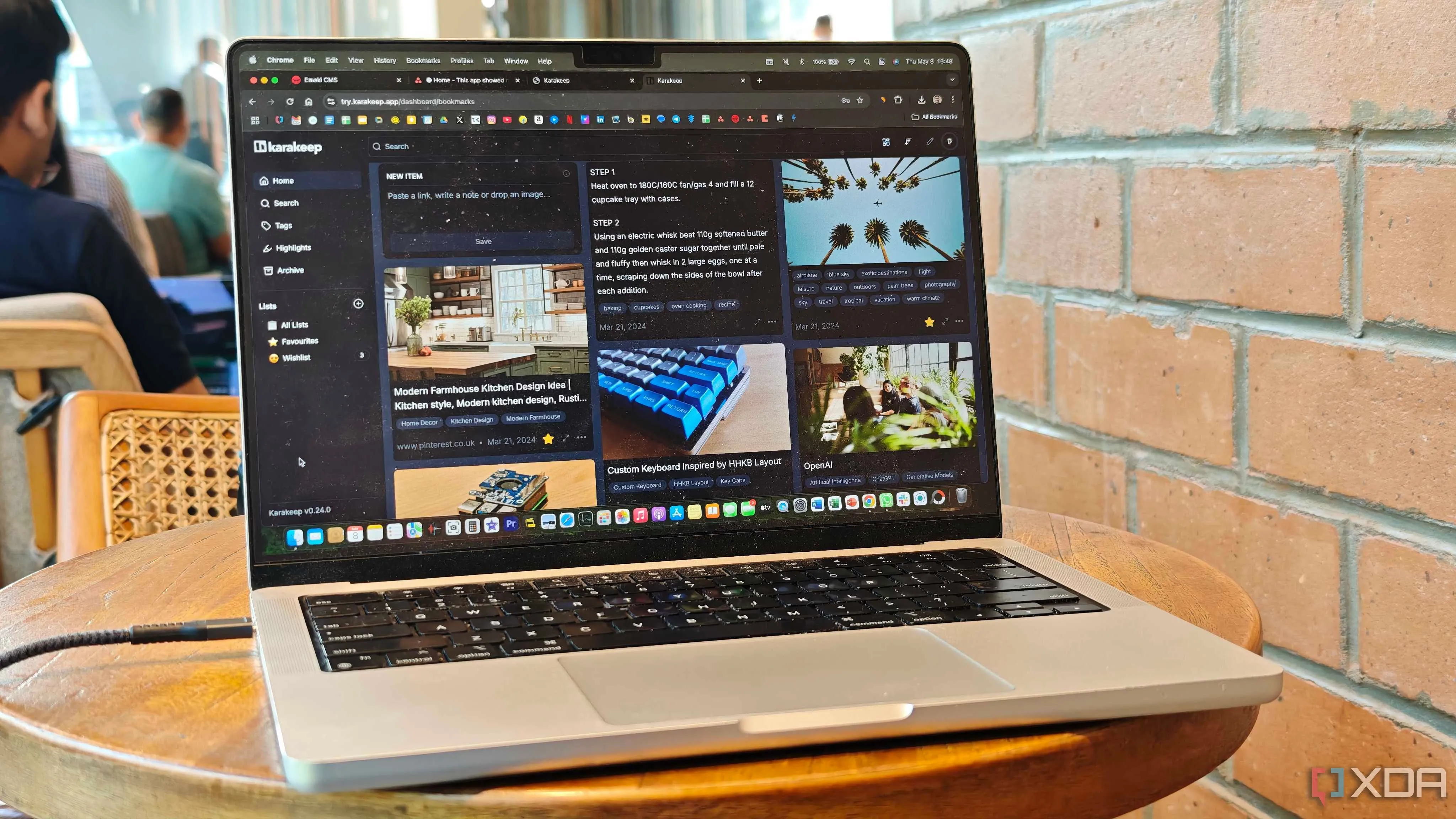 Giao diện FreshRSS chạy trên trình duyệt web, hiển thị danh sách bài viết và các danh mục