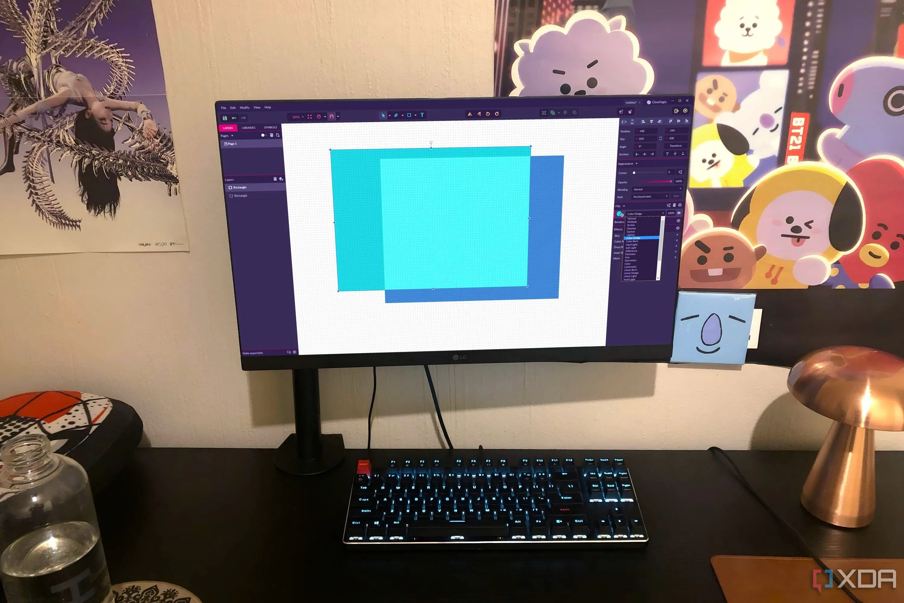 Giao diện Gravit Designer trên máy tính để bàn, có đèn, chai nước và poster làm nền