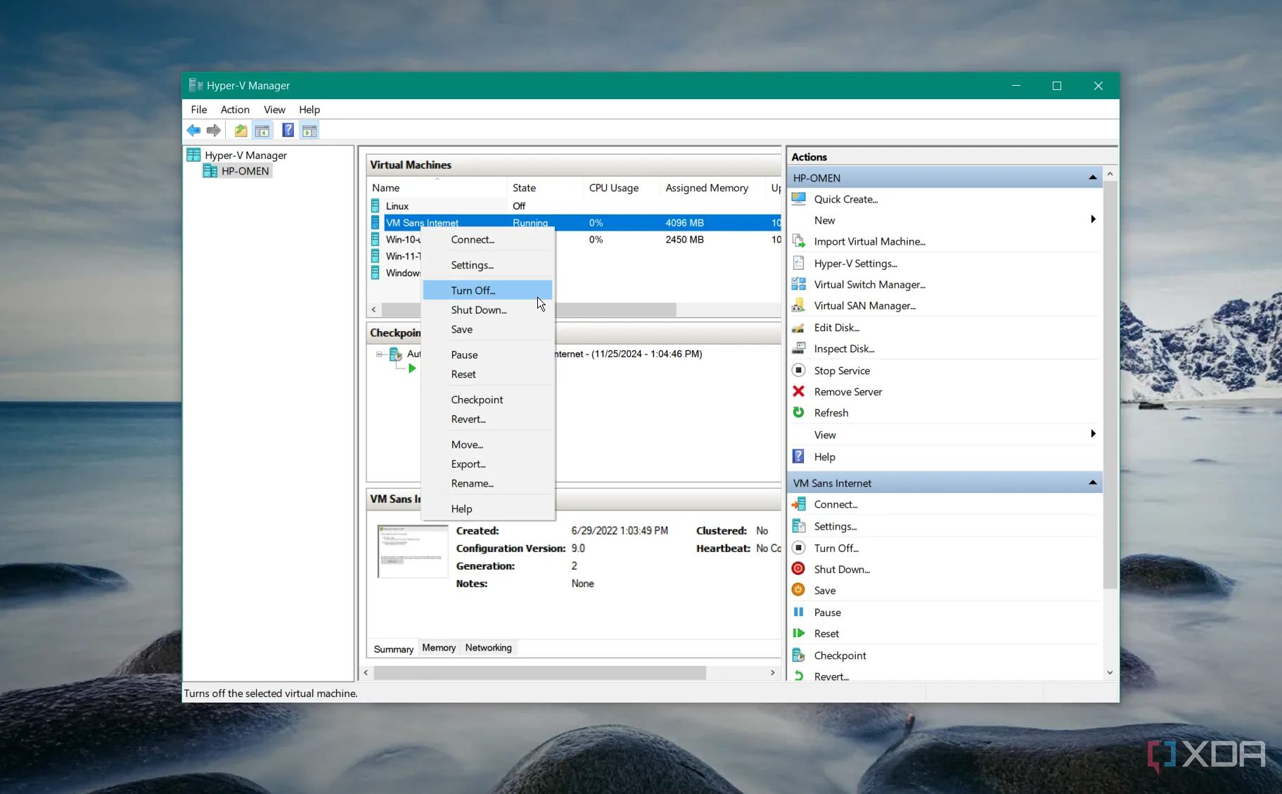 Giao diện Hyper-V Manager hiển thị các máy ảo đang chạy và tùy chọn quản lý.