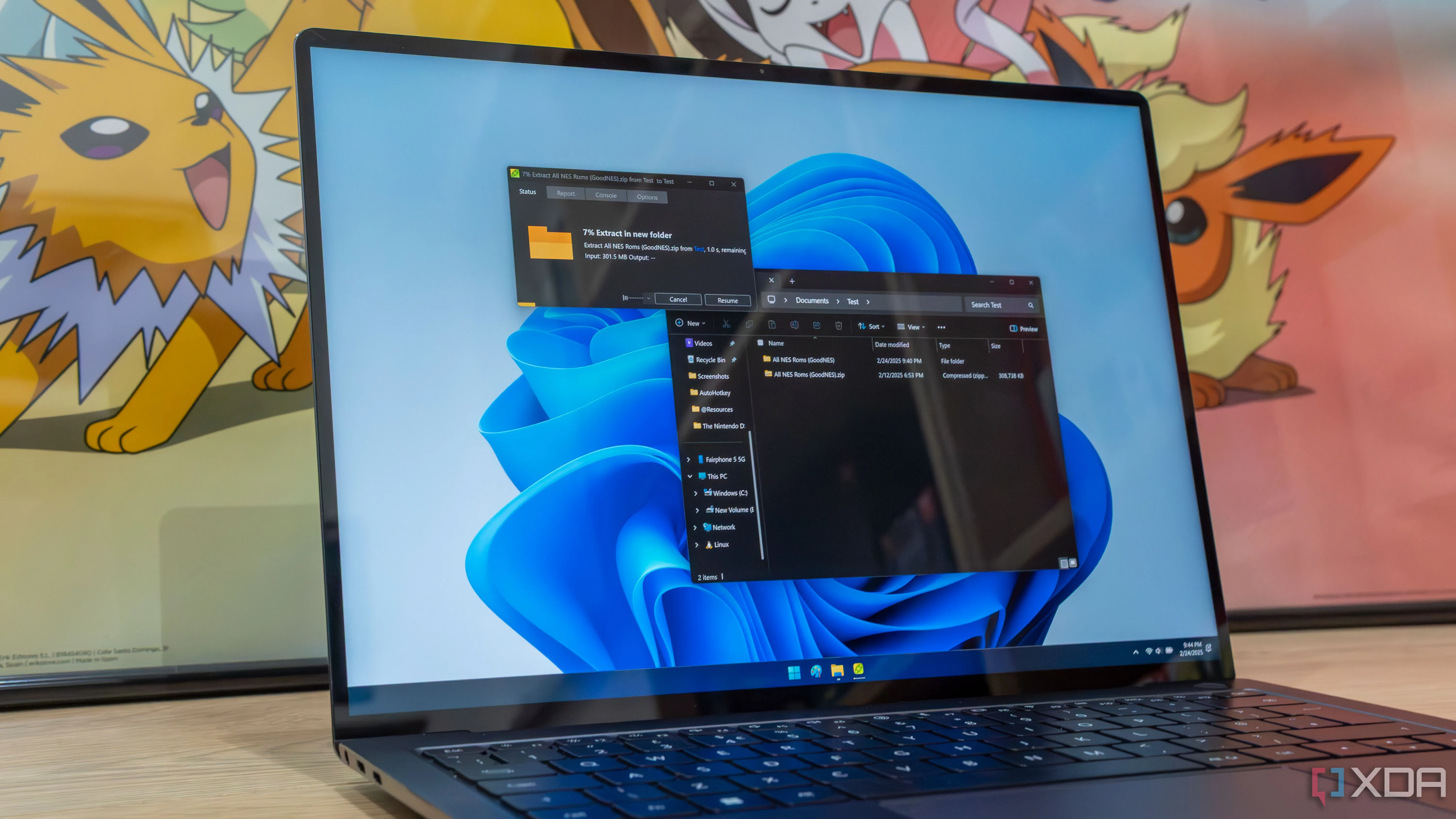 Giao diện làm việc trên laptop chạy Windows 11 với phần mềm giải nén PeaZip