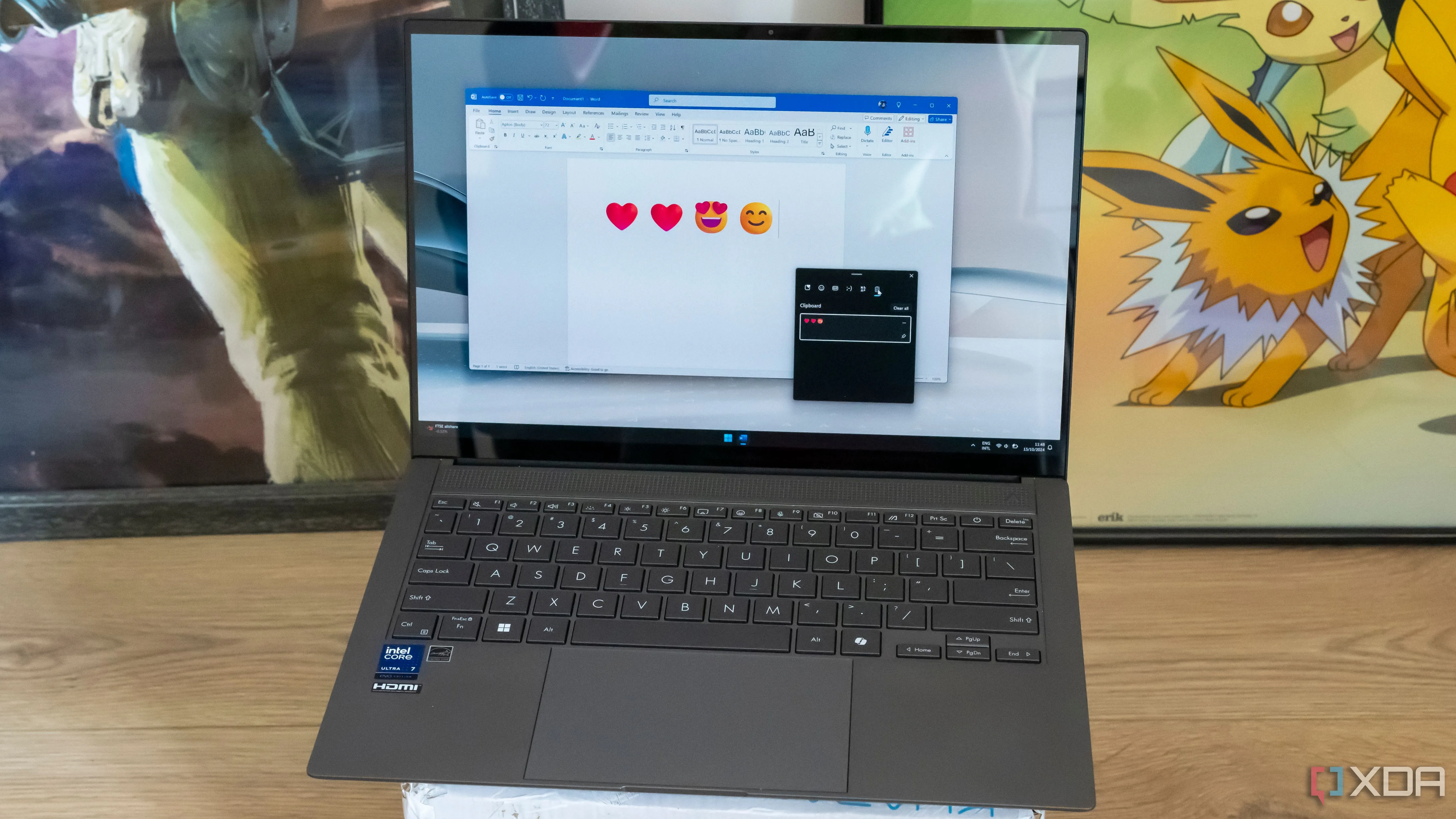 Giao diện Microsoft Word trên laptop hiển thị văn bản và bảng biểu, cho thấy khả năng đa dạng trong việc quản lý nội dung